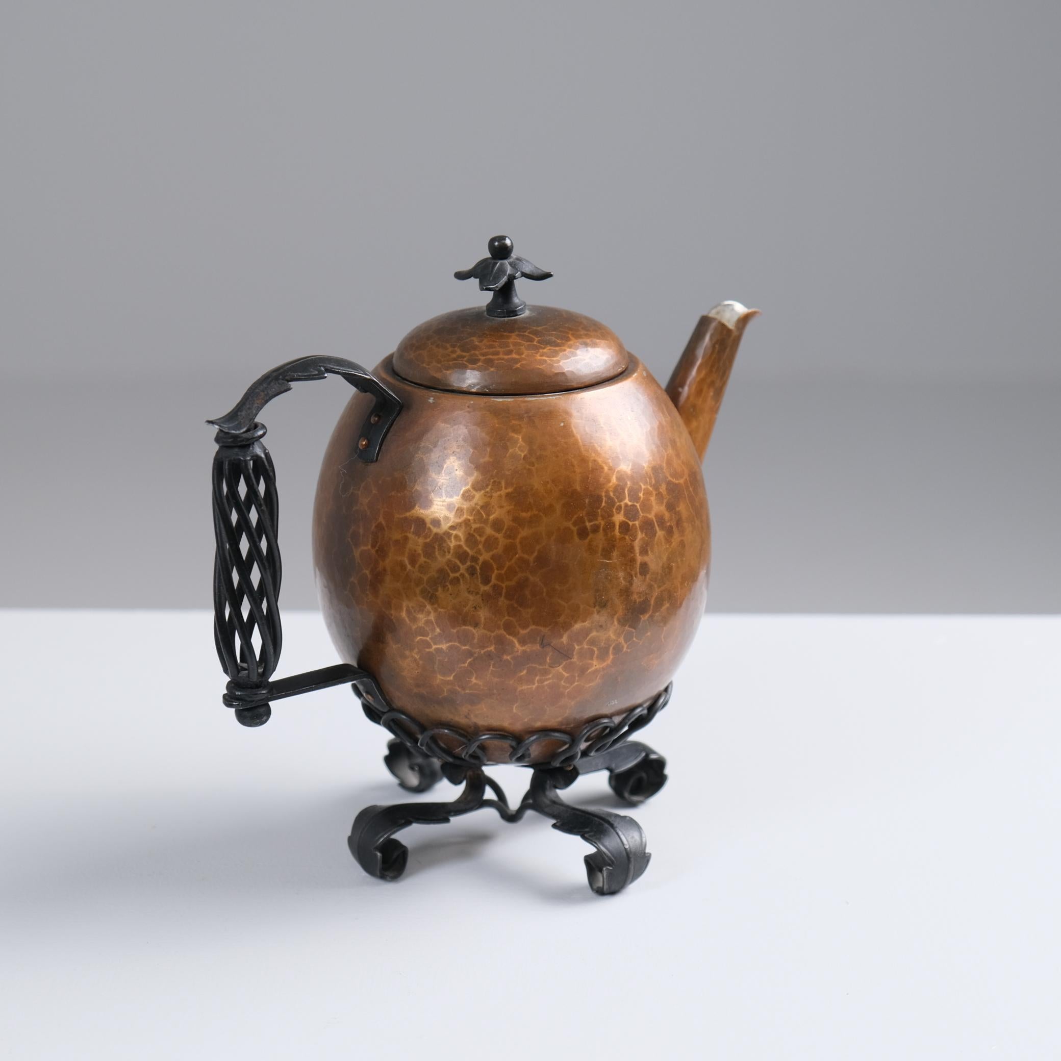 Théière Arts & Crafts en fer forgé et cuivre, Antti Hakkarainen, Finlande années 1940 en vente 3