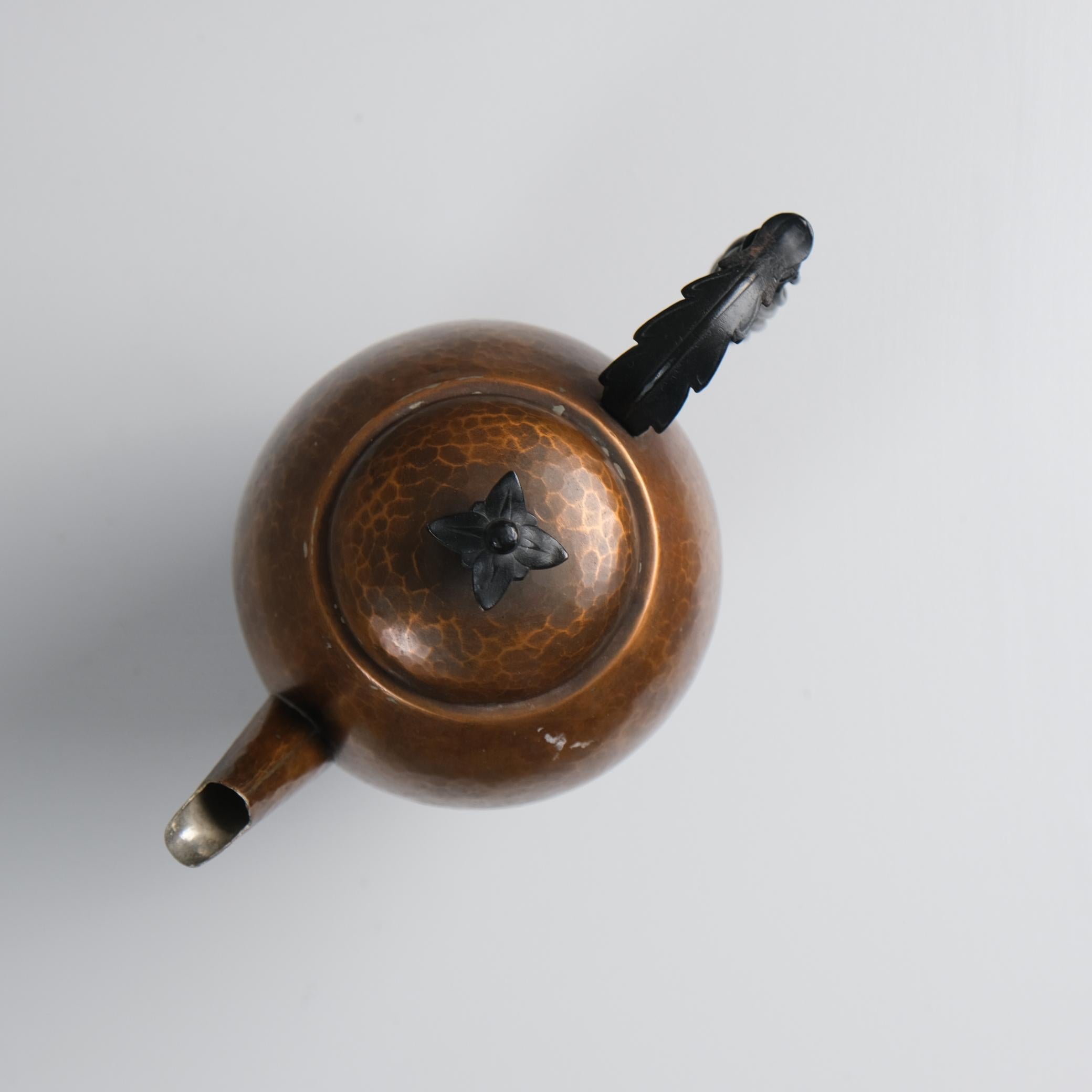Théière Arts & Crafts en fer forgé et cuivre, Antti Hakkarainen, Finlande années 1940 en vente 4