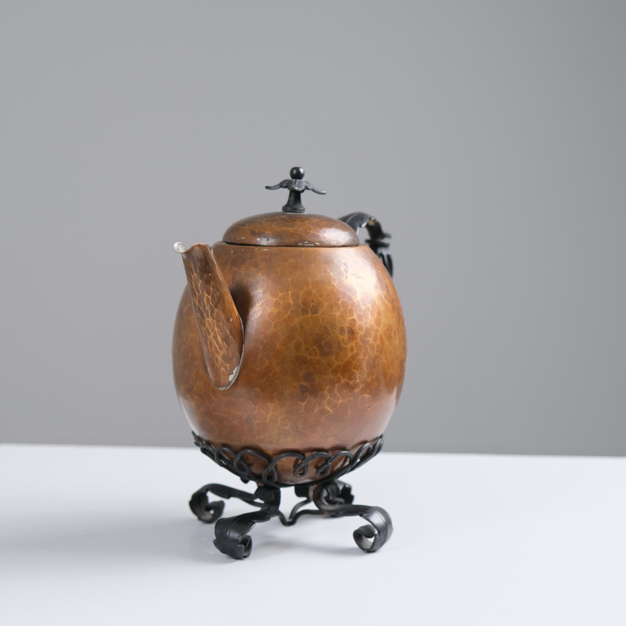 Finlandais Théière Arts & Crafts en fer forgé et cuivre, Antti Hakkarainen, Finlande années 1940 en vente