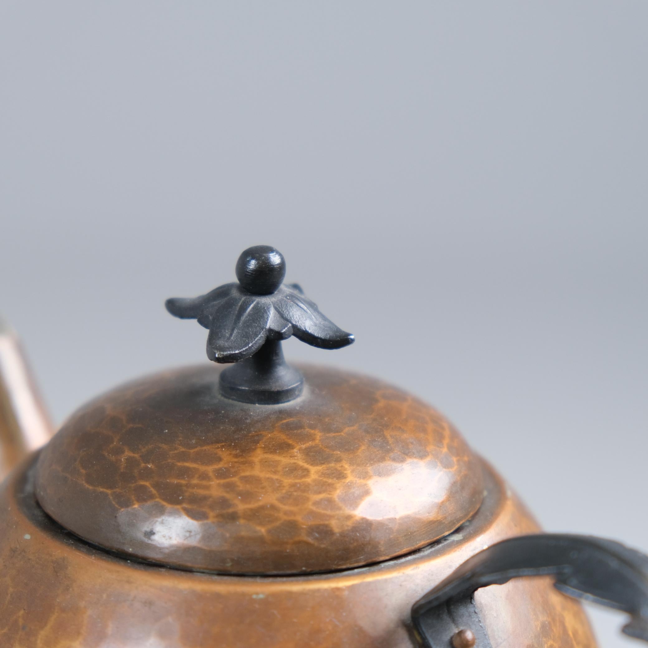 Milieu du XXe siècle Théière Arts & Crafts en fer forgé et cuivre, Antti Hakkarainen, Finlande années 1940 en vente