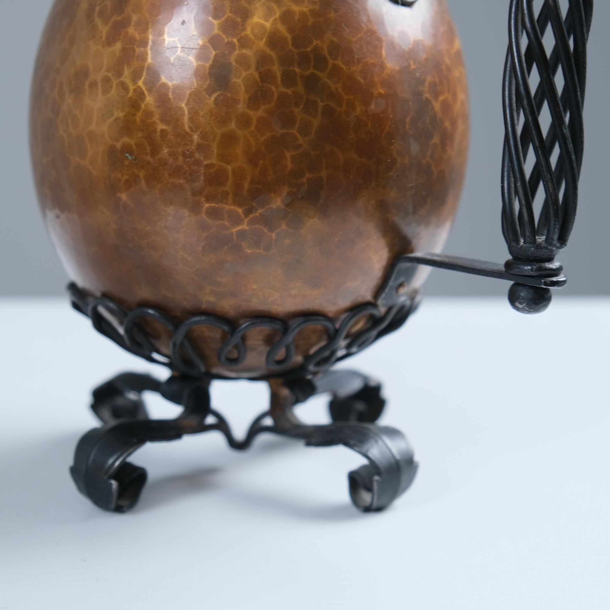 Cuivre Théière Arts & Crafts en fer forgé et cuivre, Antti Hakkarainen, Finlande années 1940 en vente
