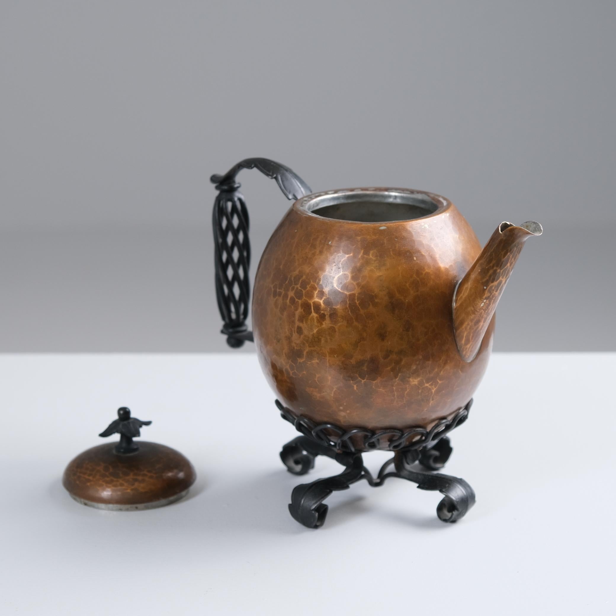 Théière Arts & Crafts en fer forgé et cuivre, Antti Hakkarainen, Finlande années 1940 en vente 2