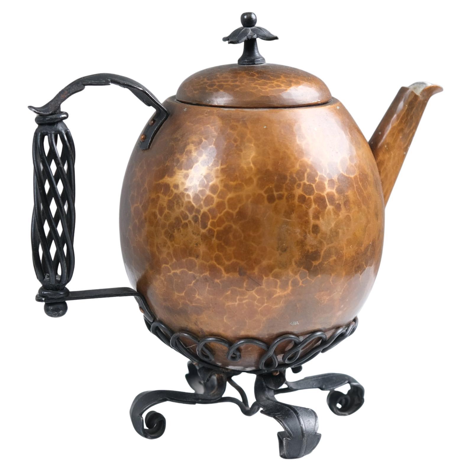 Théière Arts & Crafts en fer forgé et cuivre, Antti Hakkarainen, Finlande années 1940 en vente