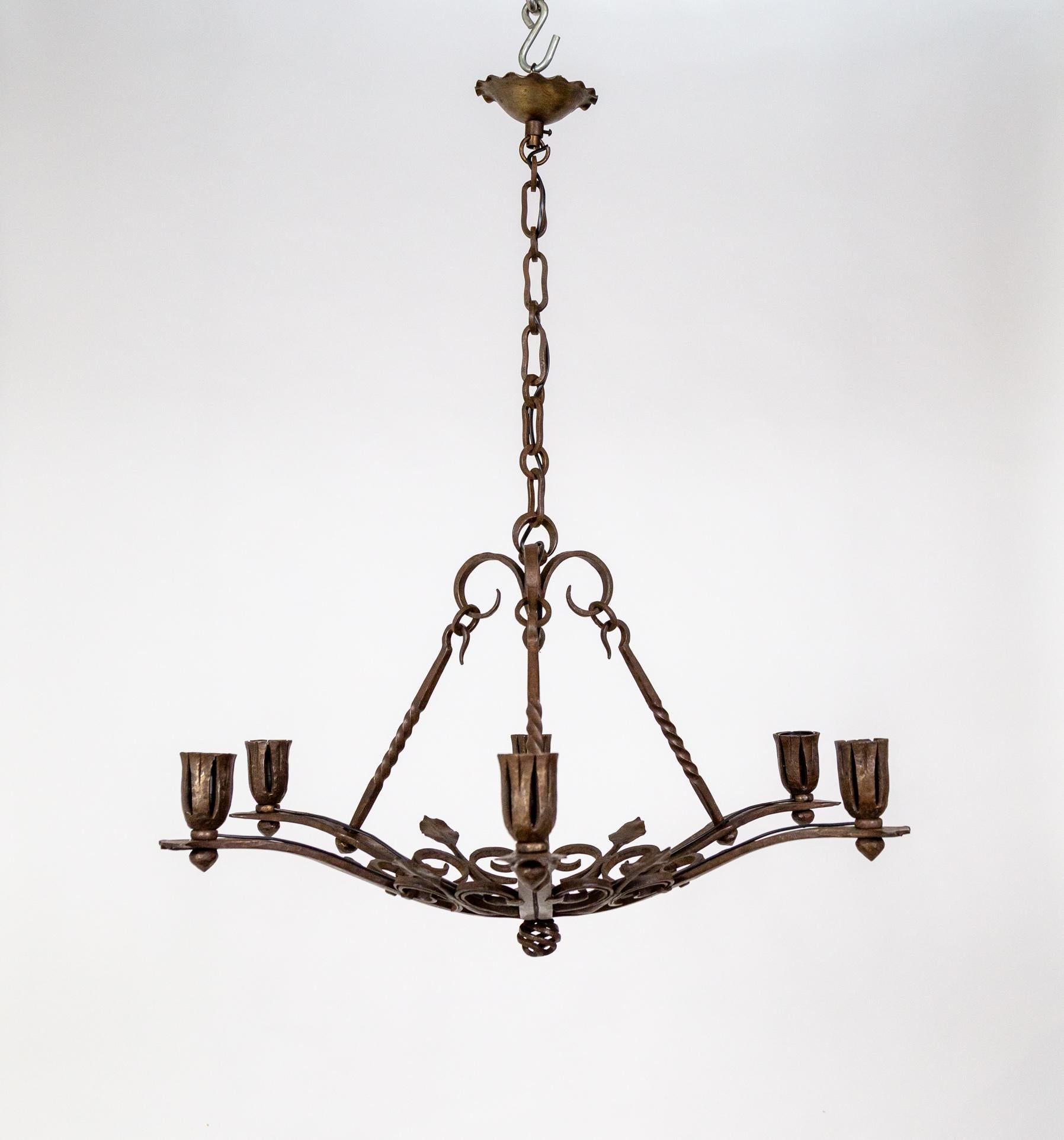 Questo lampadario, realizzato nel 1910 circa, ha una forma elegante ma robusta.  Stile Arts & Crafts con un aspetto rinascimentale. Ha una struttura a ciotola sottilmente curvata che pende da tre steli con curve a C e foglie di faggio che si