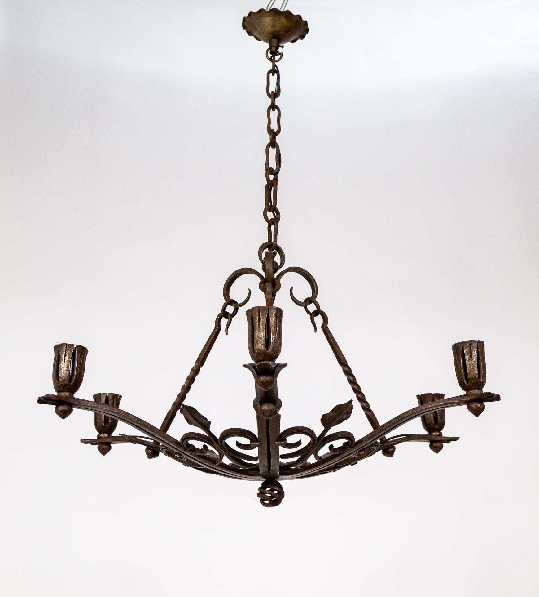Arts and Crafts Lampadario in ferro battuto Arts & Crafts con foglie di faggio in vendita