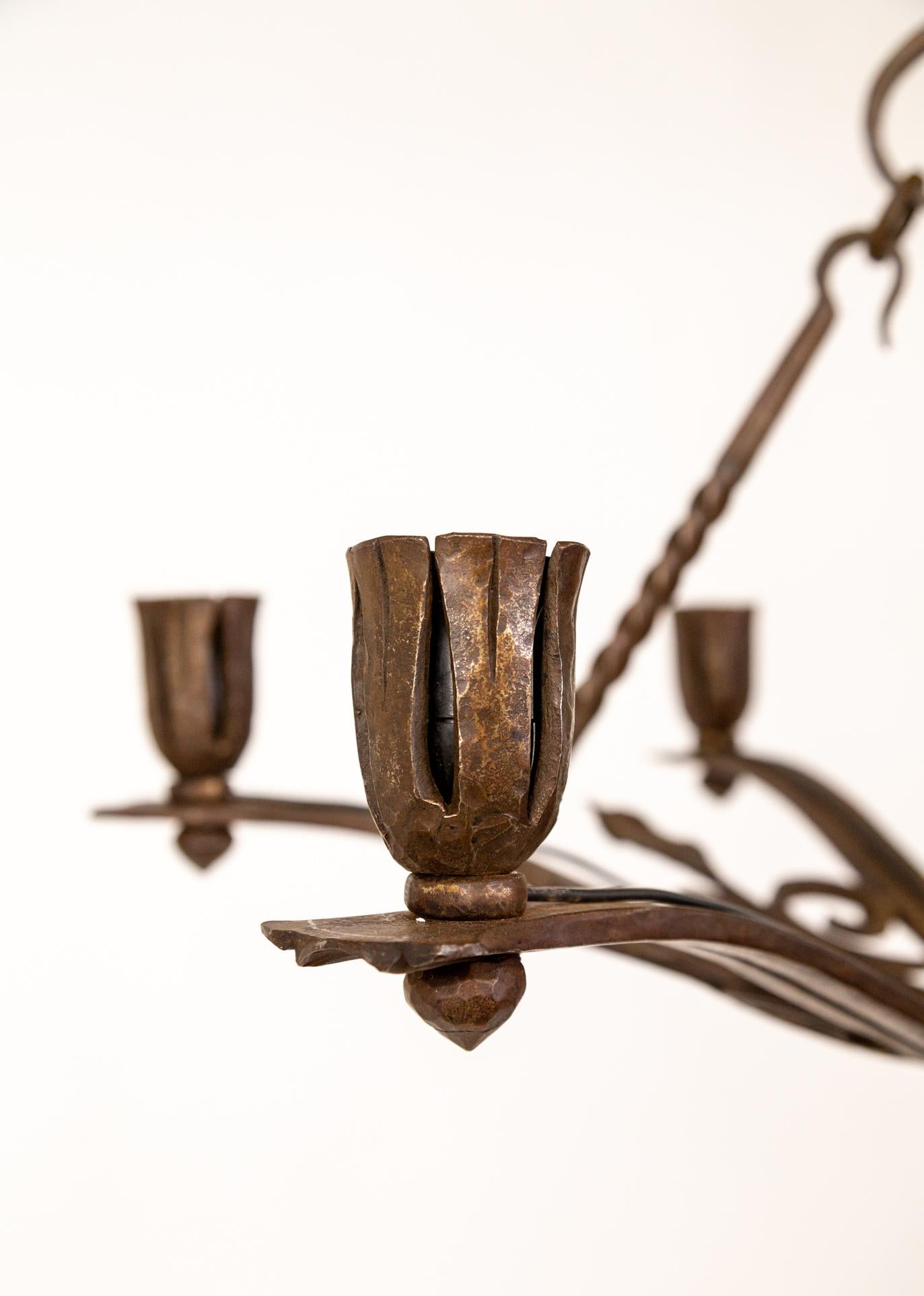Inizio XX secolo Lampadario in ferro battuto Arts & Crafts con foglie di faggio in vendita