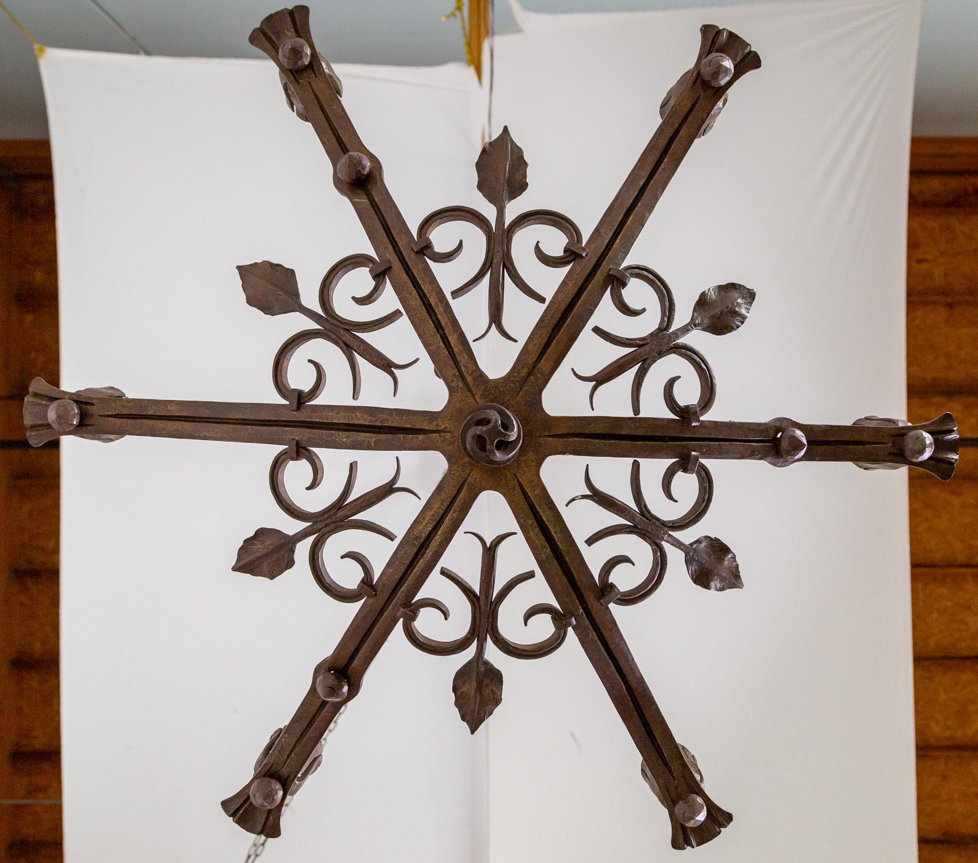 Lampadario in ferro battuto Arts & Crafts con foglie di faggio in vendita 1