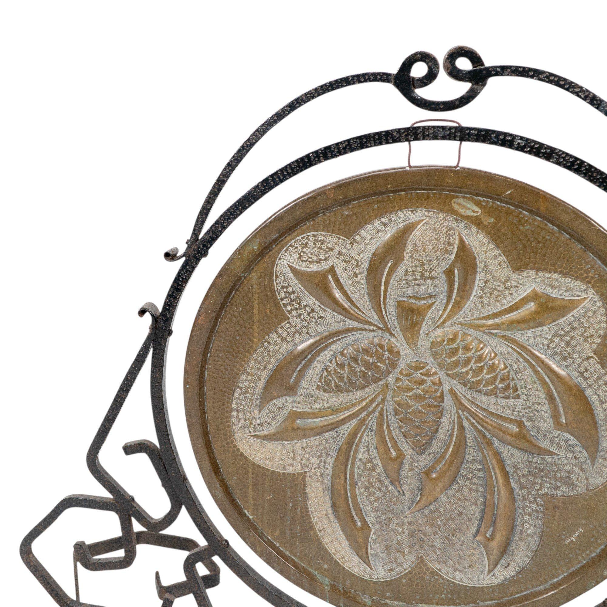Gong da pranzo in ferro battuto di Arts & Crafts con piastra in ottone, design a foglia di grano in vendita 5