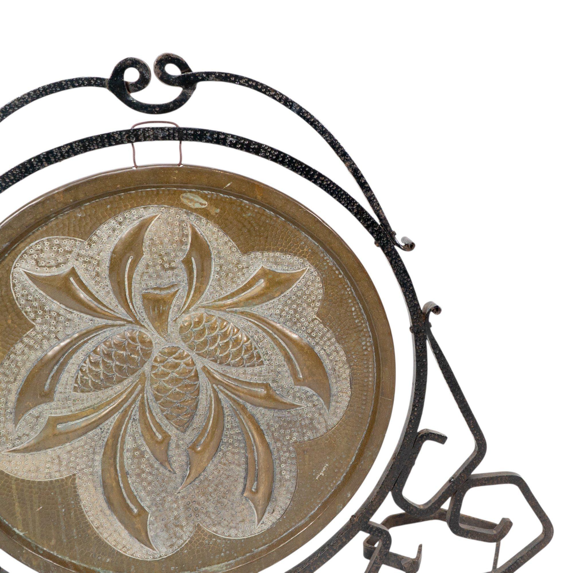 Gong da pranzo in ferro battuto di Arts & Crafts con piastra in ottone, design a foglia di grano in vendita 6