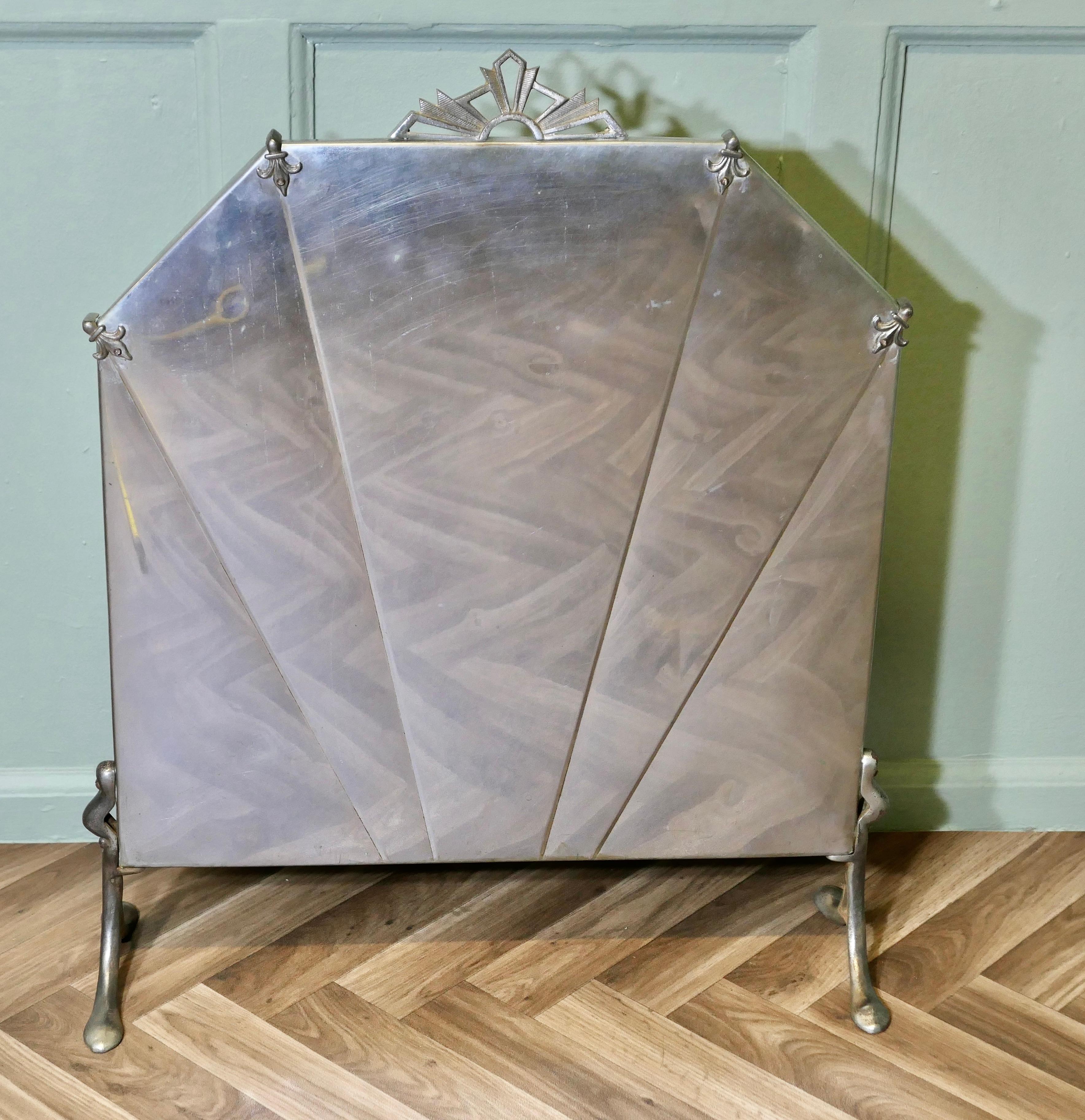 Parafuoco Arts Deco Chrome 

Un design accattivante e un pezzo forte,  il paravento è un classico dell'epoca con un ventaglio odeon nella parte anteriore con motivi decorativi angolari nella parte superiore e agli angoli
Il paravento è in buone