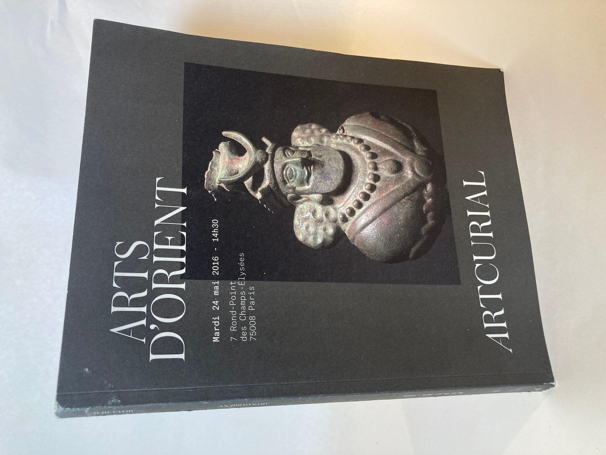 Artcurial, Paris Arts D'Orient 24 mai 2016 Catalogue de vente aux enchères Artcurial.
Arts orientaux, Texte en français et en anglais.
Livre de poche 196 pages.
Dimensions : 8.75