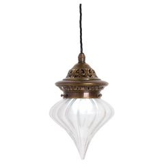 Lampe à suspension Arts Nouveau avec abat-jour en verre dépoli en forme de goutte d'eau et laiton décoratif