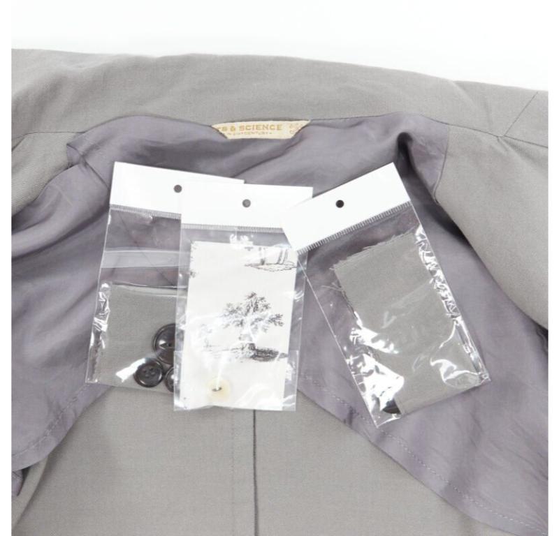 ARTS & SCIENCE giacca blazer grigia in misto cotone a 4 bottoni con collo corto JP2 in vendita 4