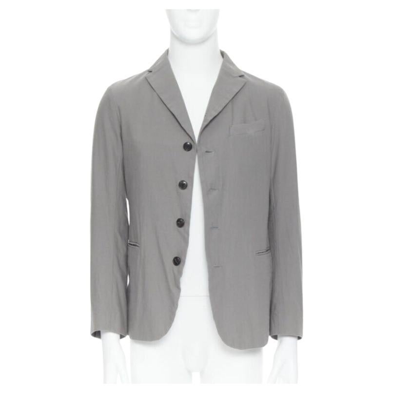 ARTS & SCIENCE giacca blazer grigia in misto cotone a 4 bottoni con collo corto JP2 in vendita