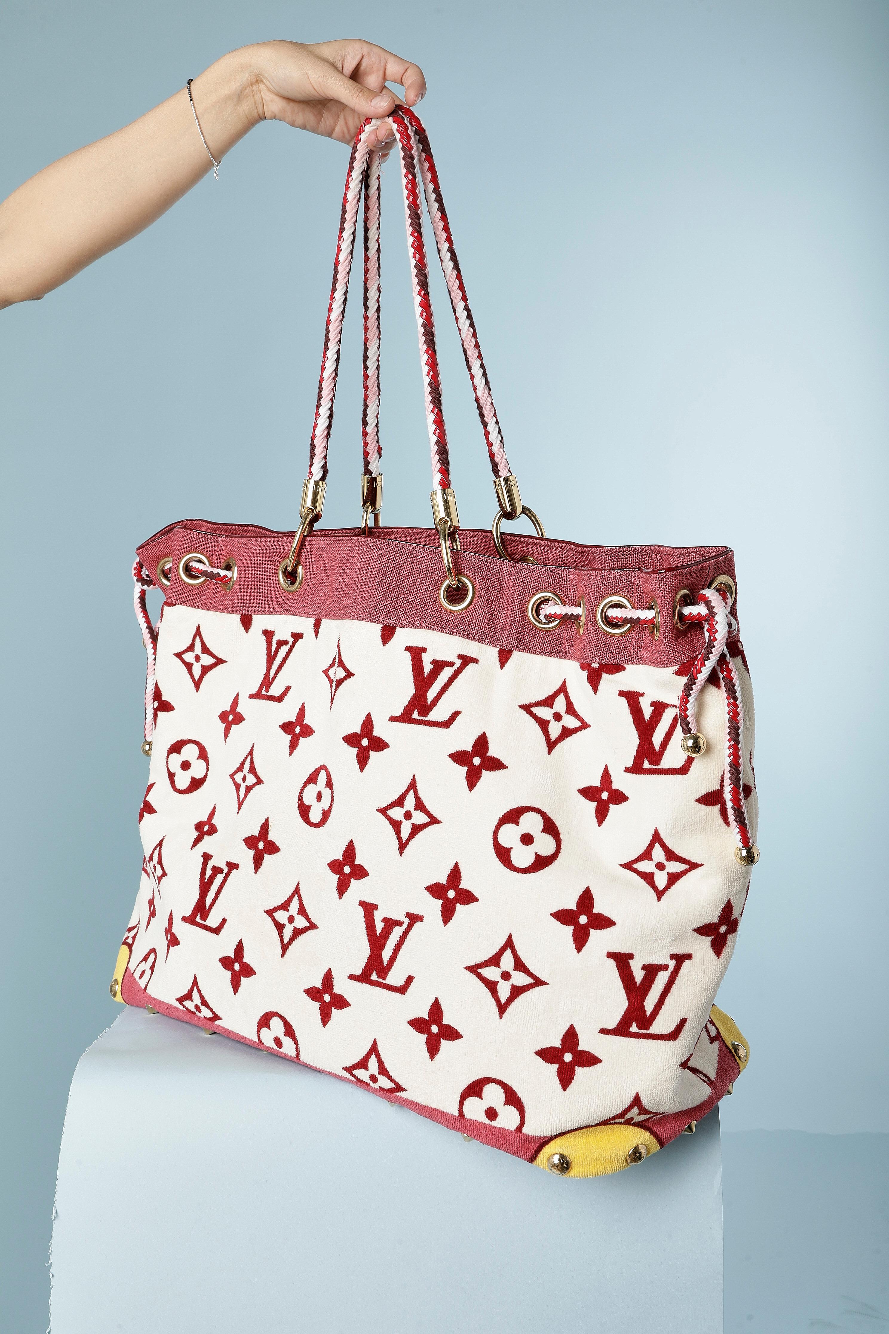 Oversize beach bag in towel fabric with printed monogram and gold branded studs.
Dustbag provided. Bag handle mix red plastic and pink/burgundy/ white coton threads.
One zip pocket inside.
SIZE 60 cm X 40cm X 20 cm 
