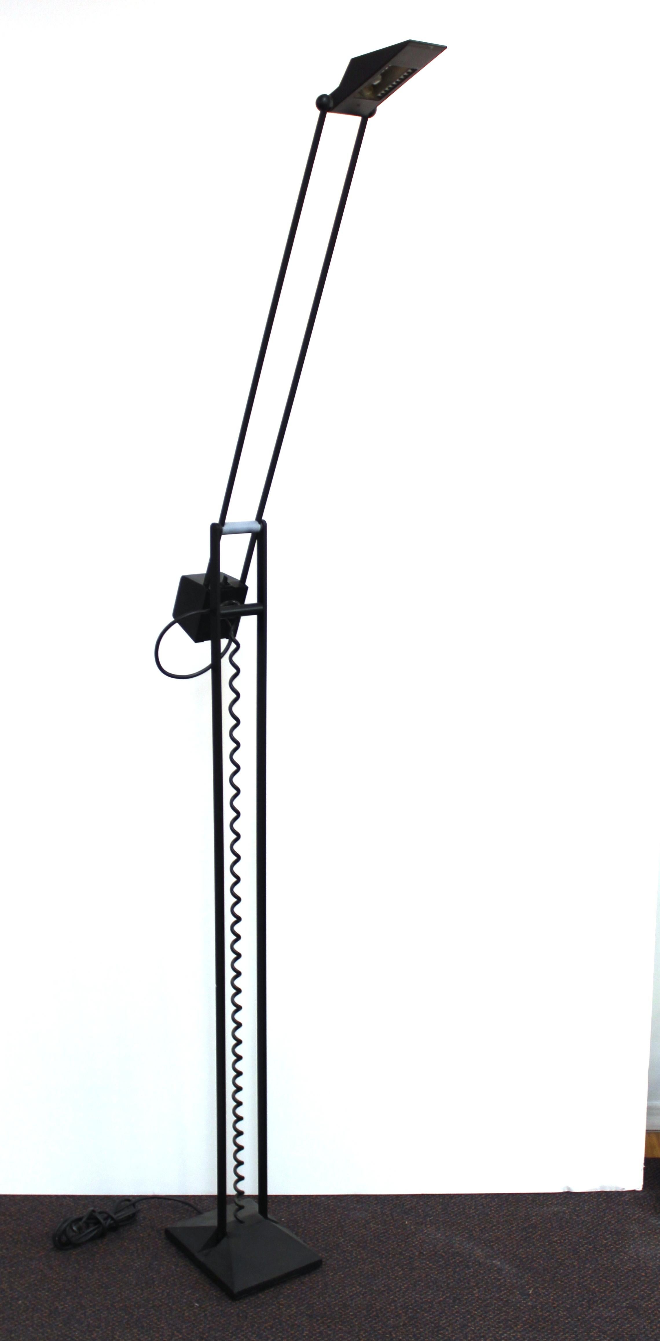 American modern articulated floor lamp in black lacquered steel and iron, designed by American maker Artup in the 1980s. The piece has a counterweight balance system and is in great vintage condition.