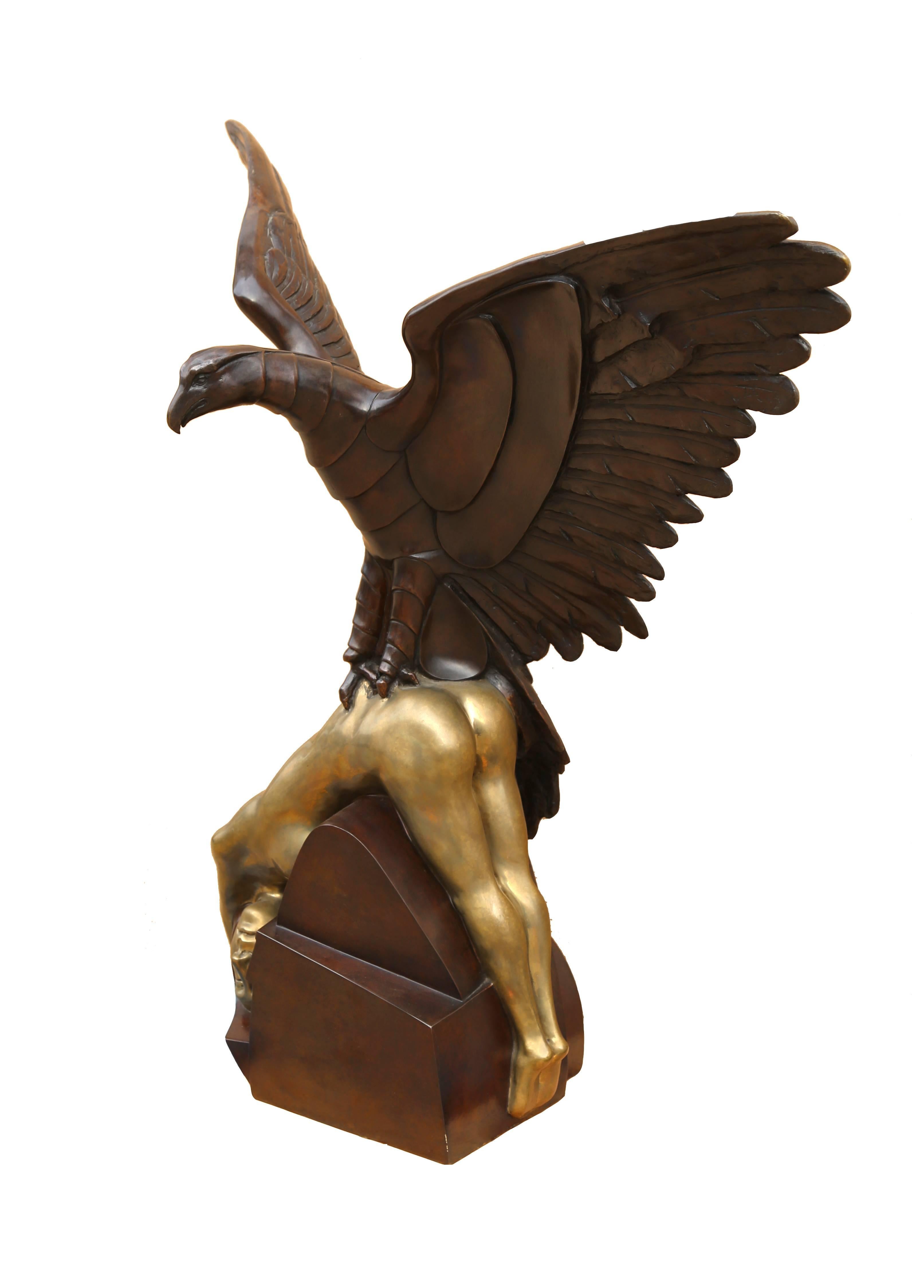 Hawk mit Frau (Gold), Figurative Sculpture, von Arturo Di Modica