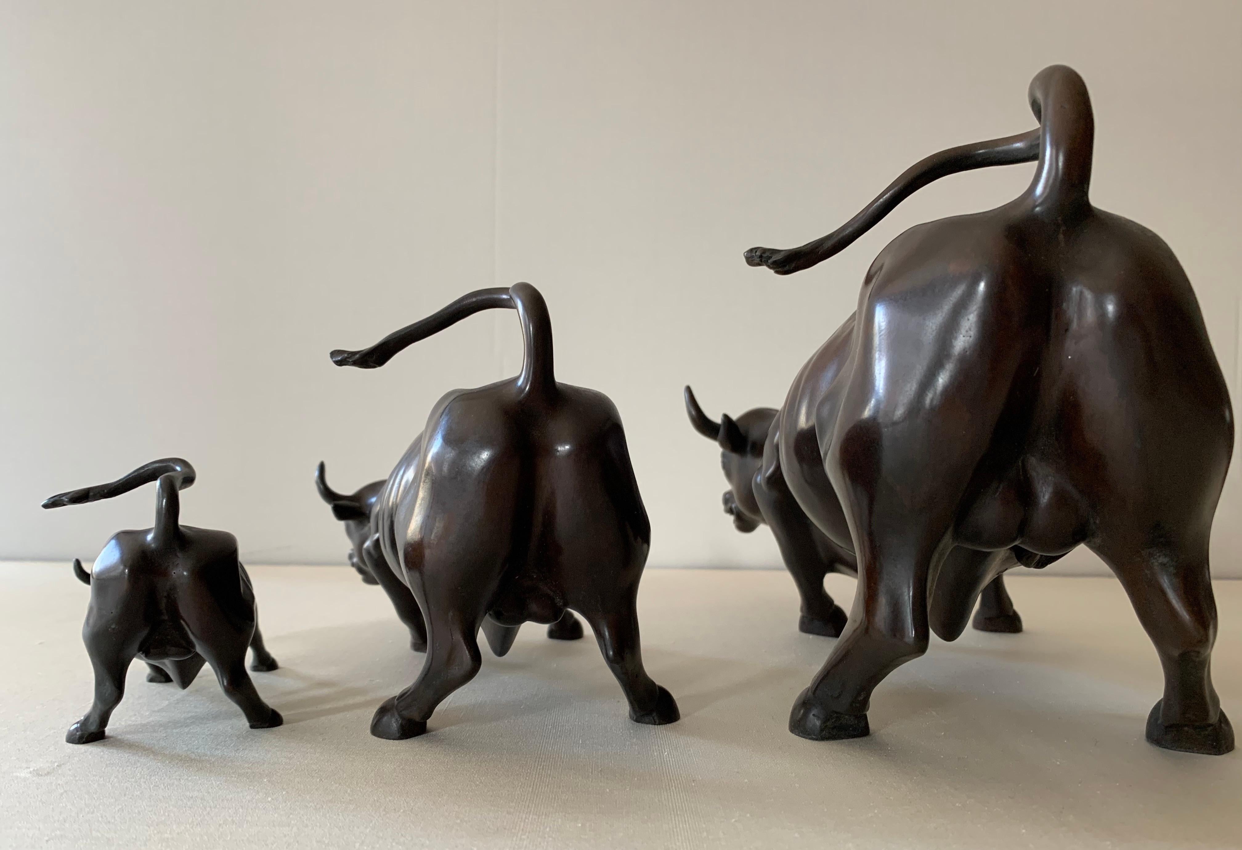 Sculptures de taureau de rue de Wall Street en bronze (série de 3) - Or Figurative Sculpture par Arturo Di Modica