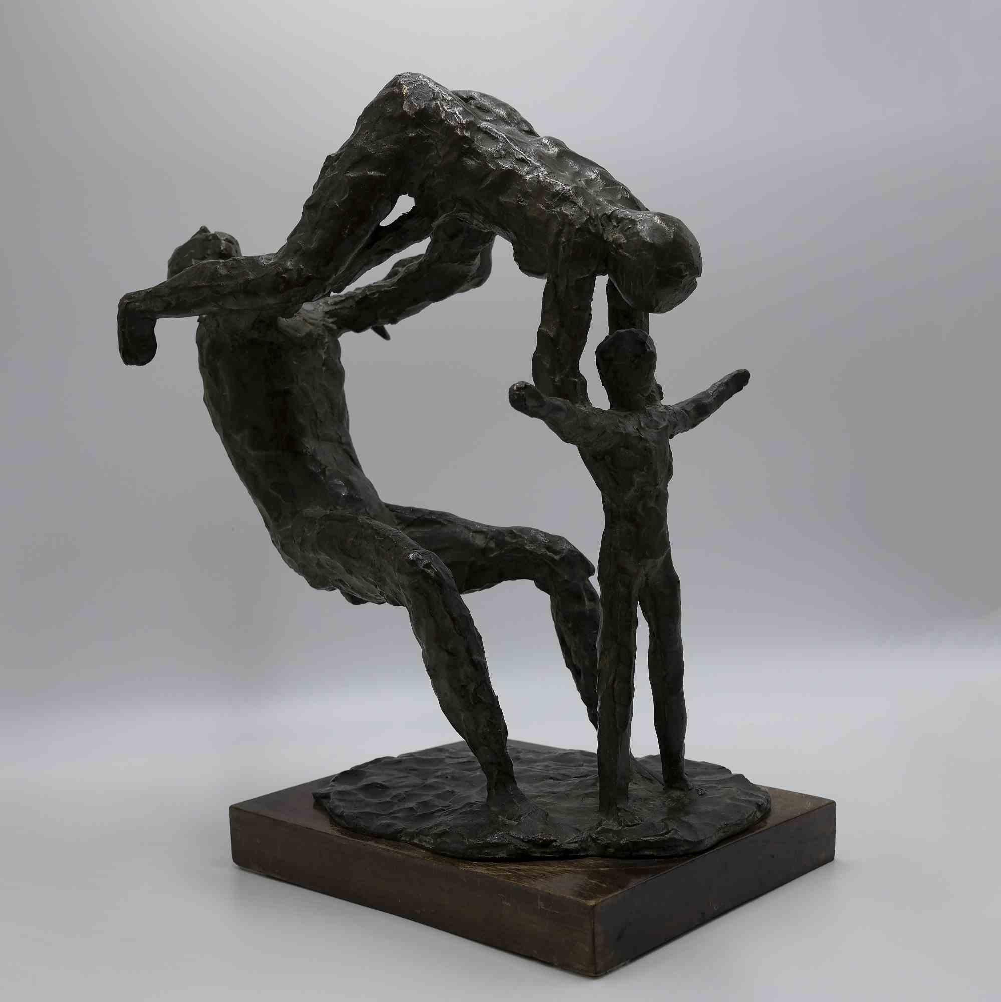 Acrobat Family ist ein Original-Kunstwerk von Arturo Martini aus dem Jahr 1936.

Bronzeskulptur mit Holzsockel.

Provenienz: Pecci Blunt Collection'S.

Veröffentlicht im Gesamtkatalog der Skulpturen des Künstlers, von Gianni Vianello, Nico Stringa