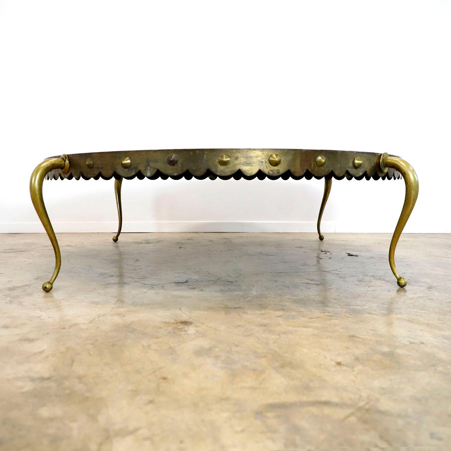 Circa 1960. Wir bieten diese Cocktail-Tisch von Arturo Pani entworfen, sind die Tabelle in massiver Bronze mit spektakulären Beinen Design gemacht Der Tisch bewahrt die ursprüngliche Glas aus der Zeit und hat einige Patina, die es ein interessantes