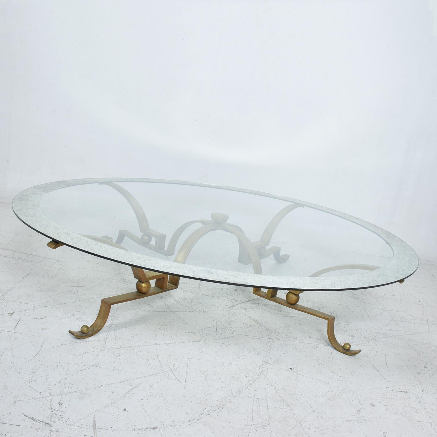 For your consideration: Sophisticated and luxurious, a sculptural round vintage cocktail table in solid brass by Mexican Modernist, Arturo Pani. Mexico circa 1950s Muller of Mexico.

The dimensions: 60