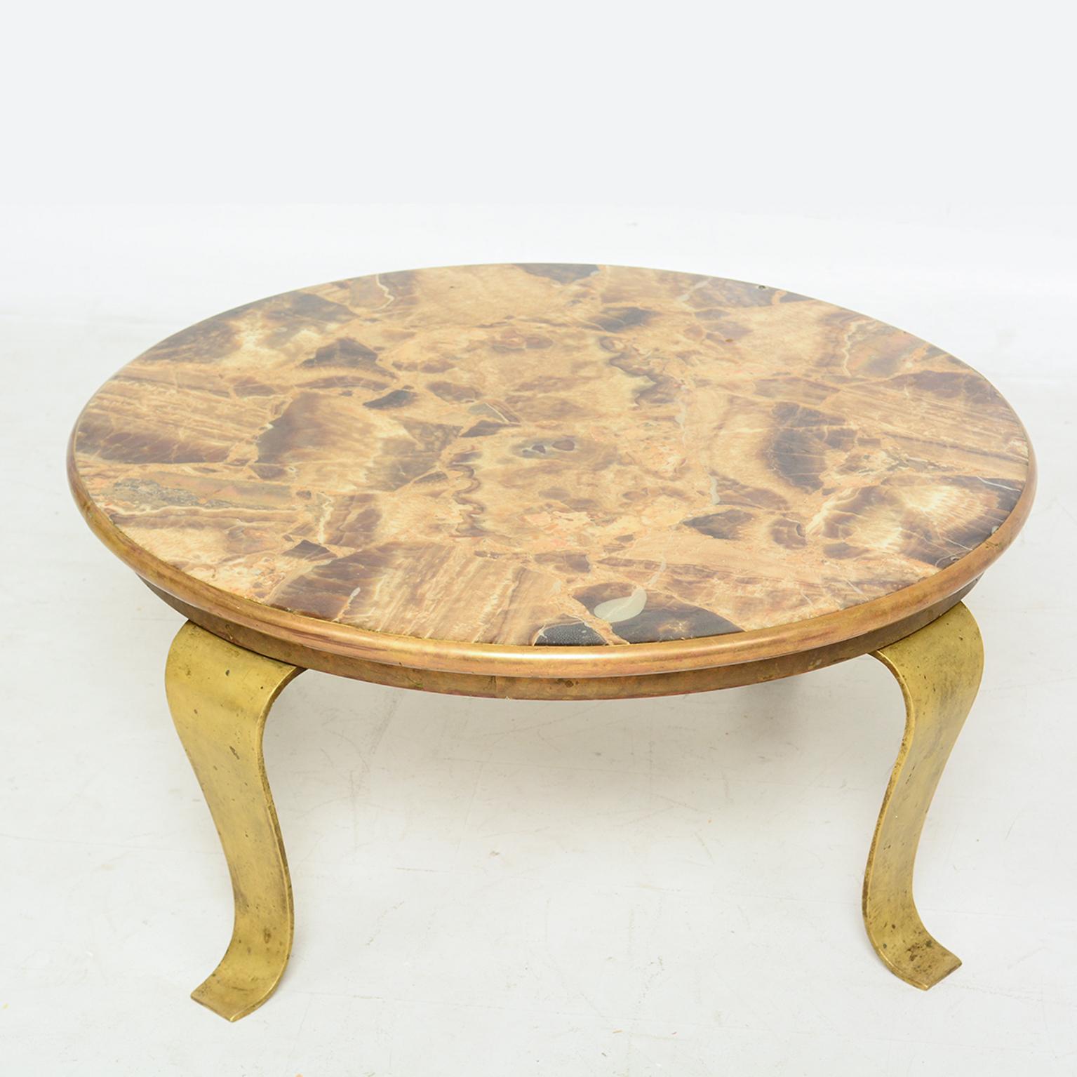 For your consideration: Marble round coffee table with solid brass sculptural legs. The legs have a tapered finish and can be removed from the table for safe and easy shipping.
Designed by Arturo Pani for Muller of Mexico, circa 1960s designed to