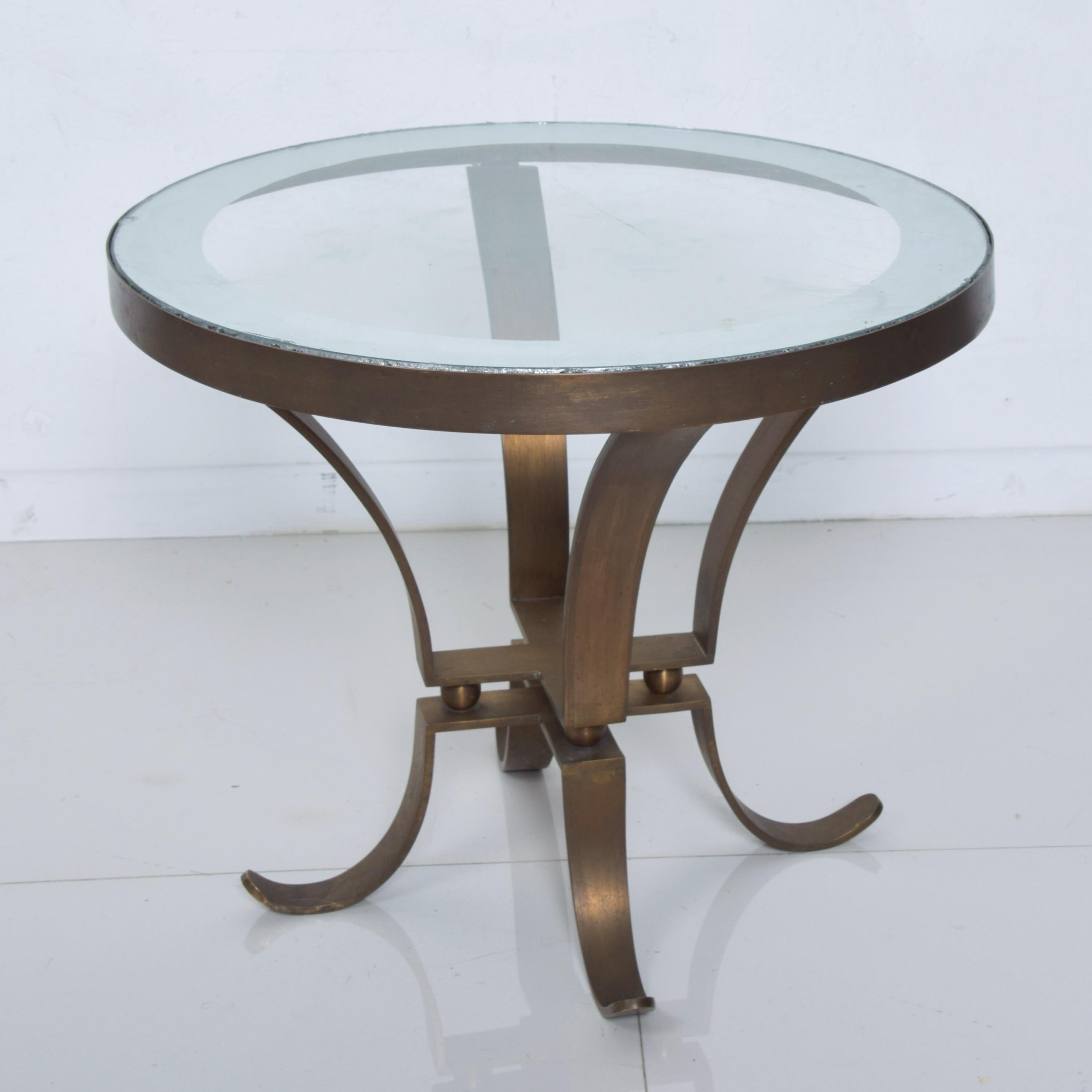 Arturo Pani sculptural bronze vintage side table Mexico Mid-Century Modern, 1950s

Lovely base providing a graceful presentation. 

Glass top with decorative band trim.

Dimensions: 16.25 height x 19.75