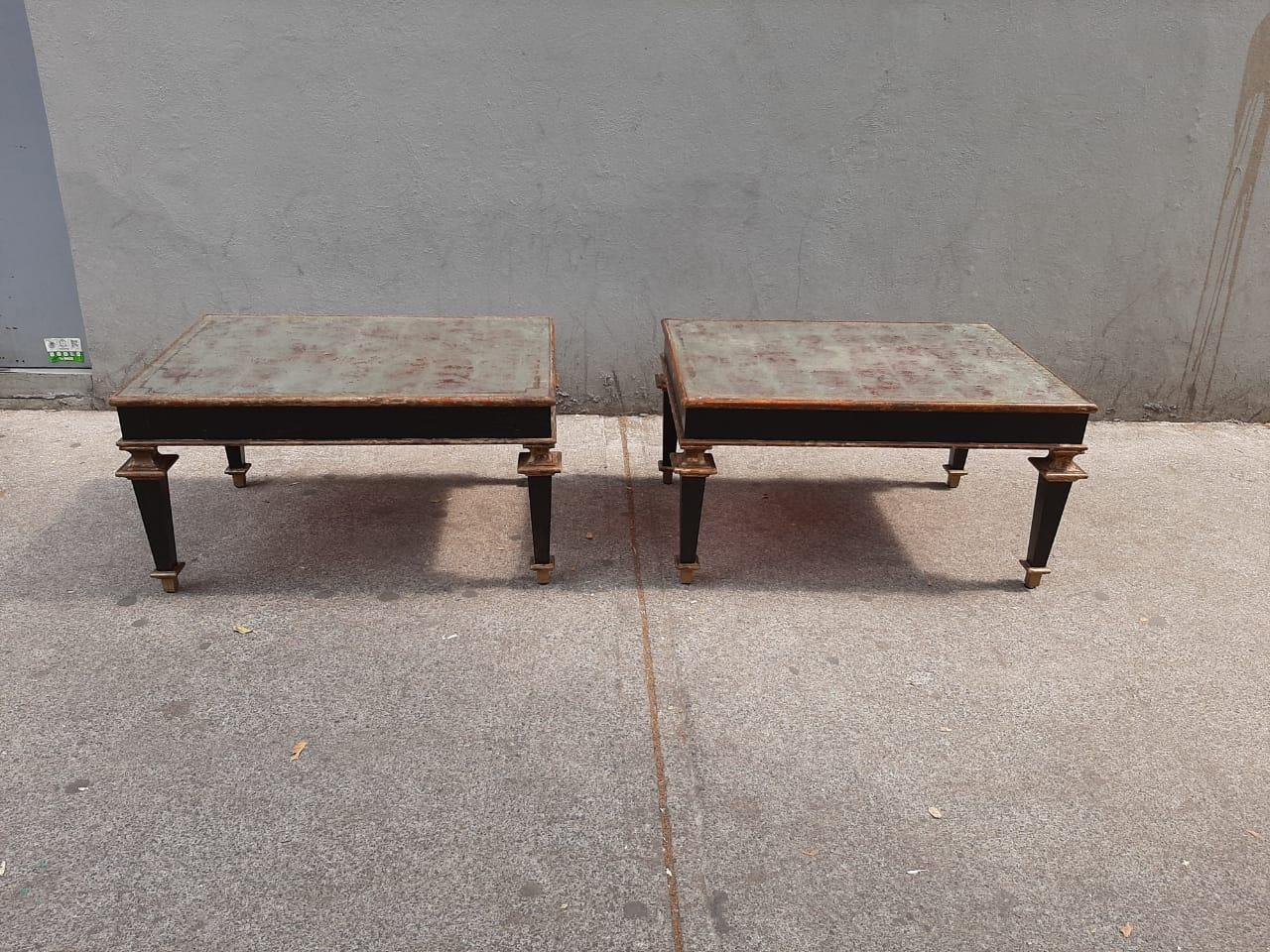A pair of elegant Mexican Mid-Century Modern black lacquered mahogany side tables with silver leaf top, gilded edges by Arturo Pani. The rectangular tables have a distinctive Neoclassical inspired design. Manufactured circa 1950 in Mexico.