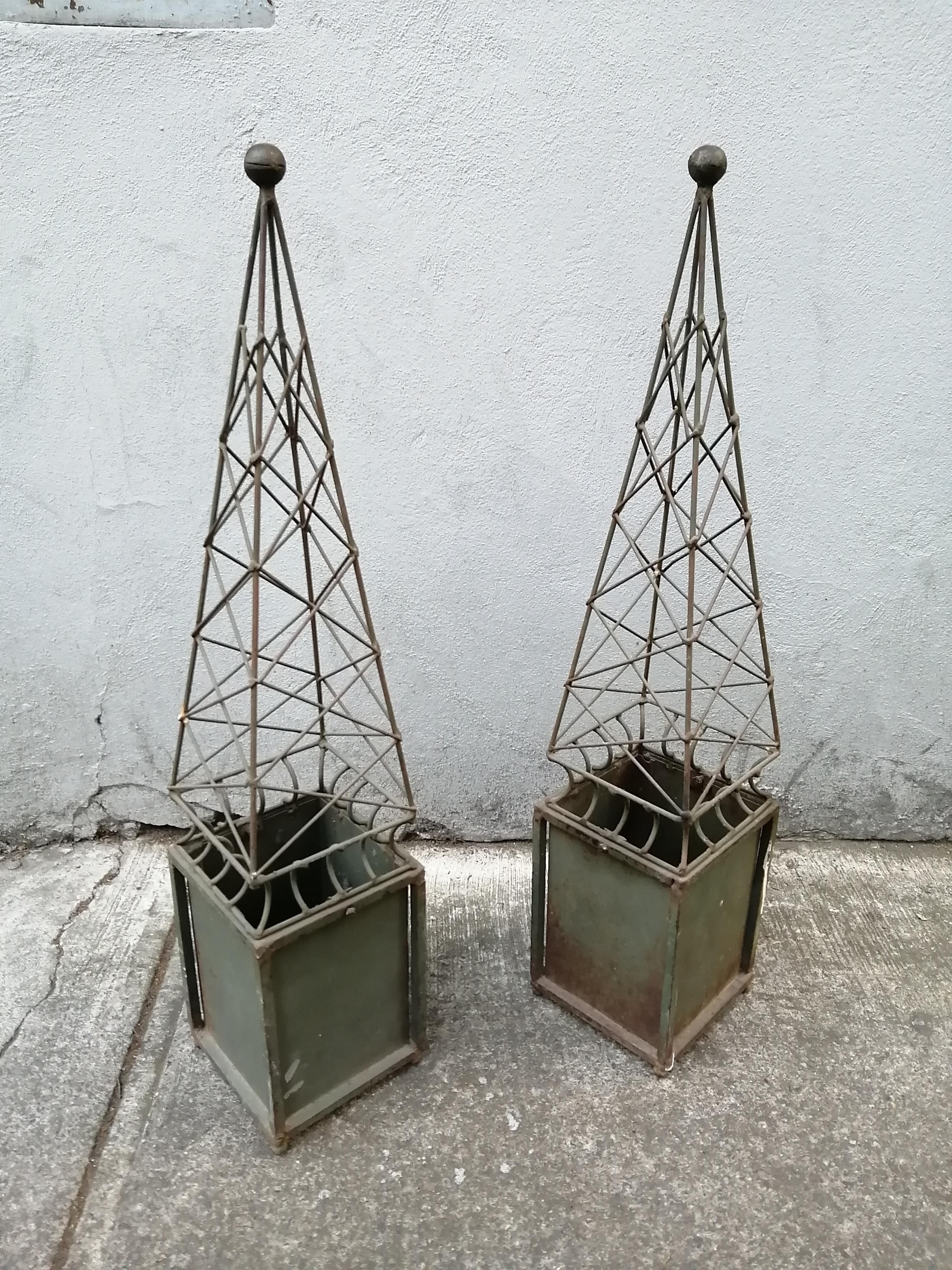 Welded Arturo Pani Mexican Mid-Century Modern Pair of Iron Obelisks For Sale