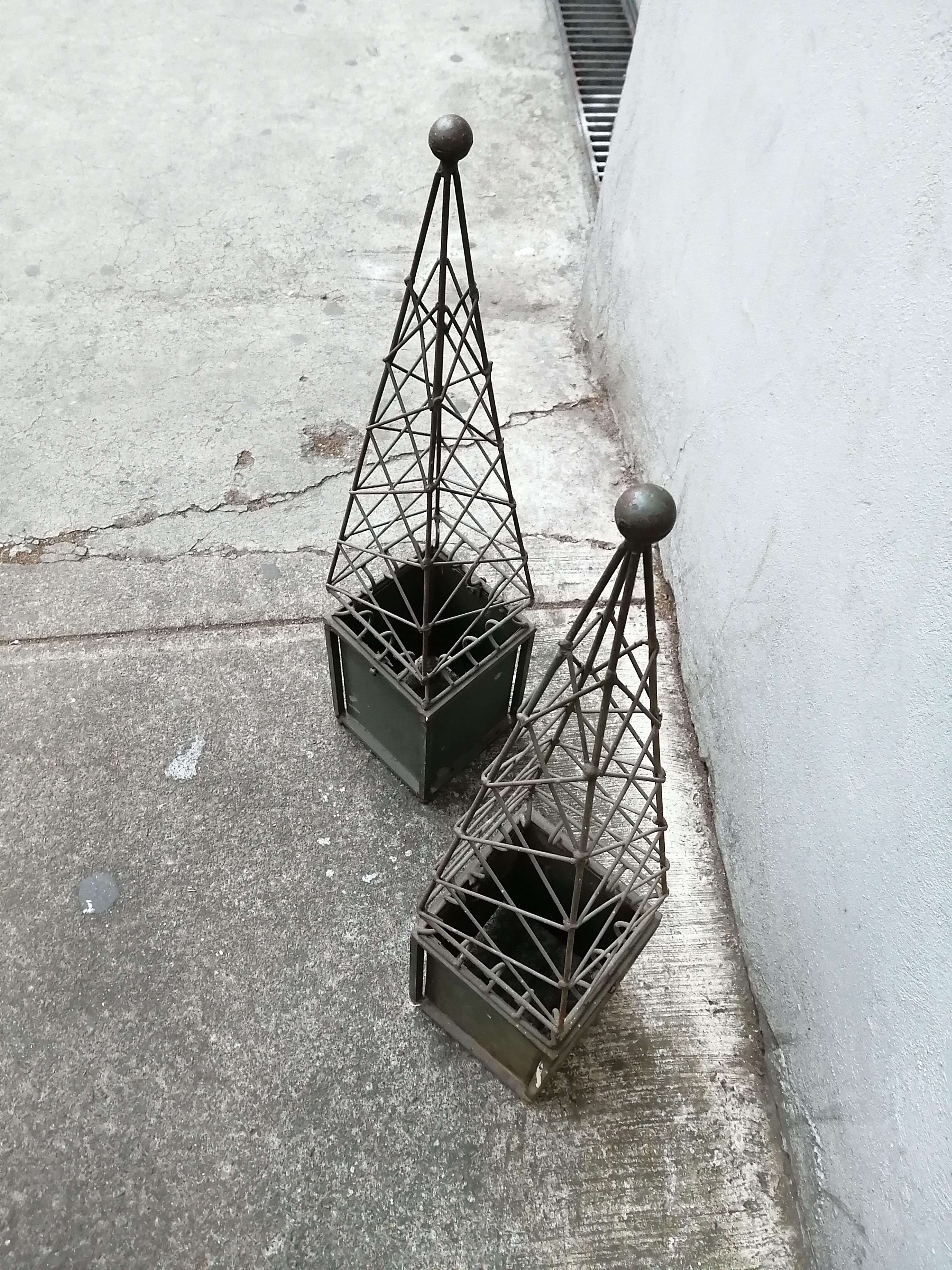 Arturo Pani Mexican Mid-Century Modern Pair of Iron Obelisks In Good Condition For Sale In Mexico City, MX