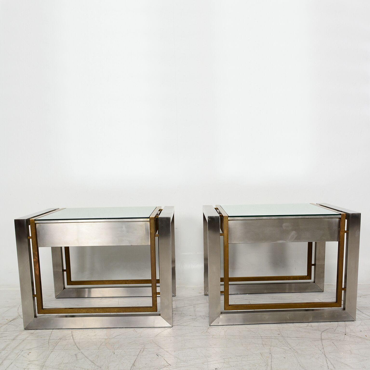Side Tables with Drawer
a pair of modernist side tables designed by Arturo Pani.
Stainless steel with brass frame. Mirror top (original). Features a pull-out drawer.
Amazing design, very clean and simple. Unmarked.
Dimensions: H 17.75 in. x W 23.75