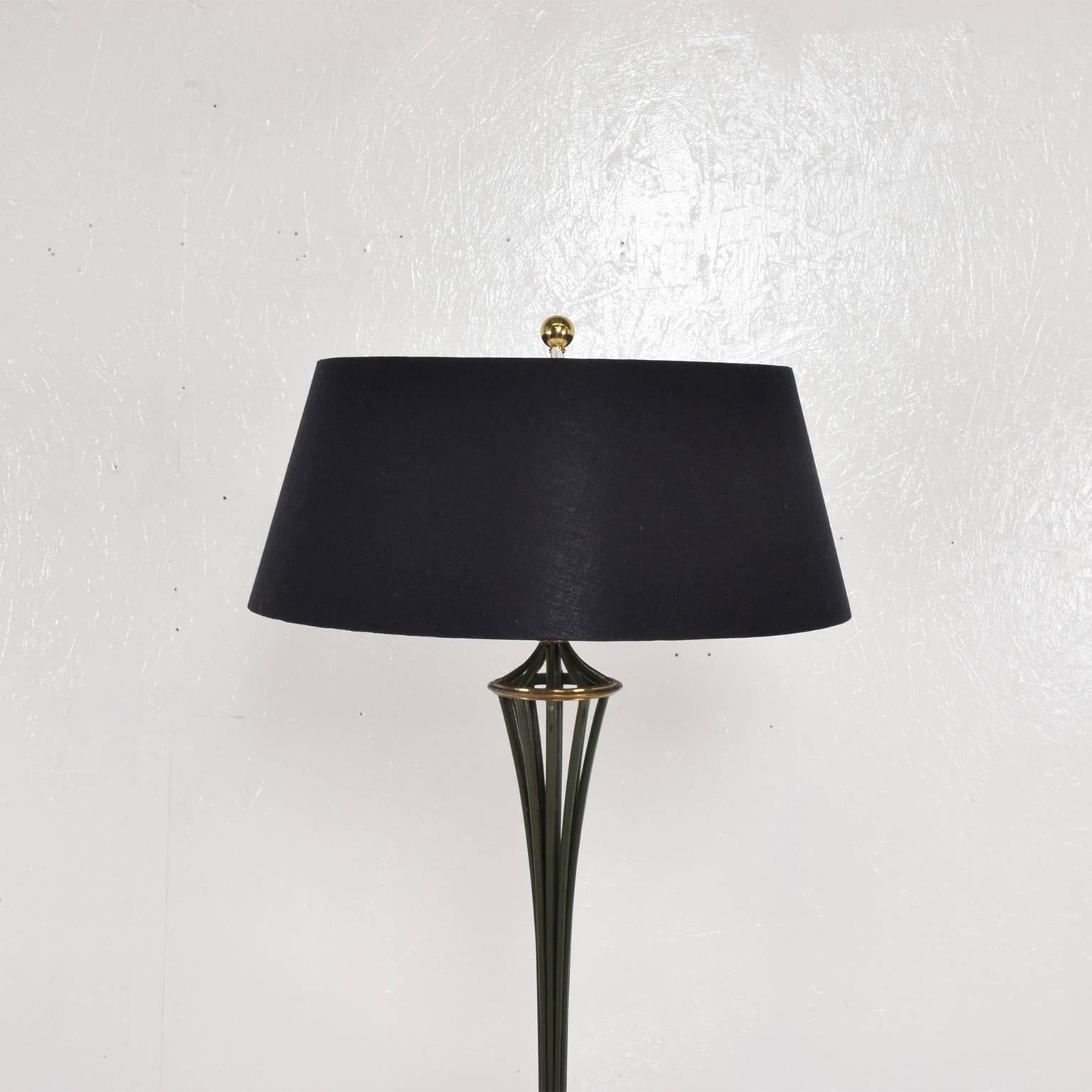 AMBIANIC presents:
Elegant Floor Lamp with built in Round Scalloped Table in Iron and Brass.
Attributed to design of Arturo Pani.
Handcrafted by Talleres Chacon in Mexico City,1949
Dimensions: 63 height x 22.25 diameter inches.
Original Unrestored