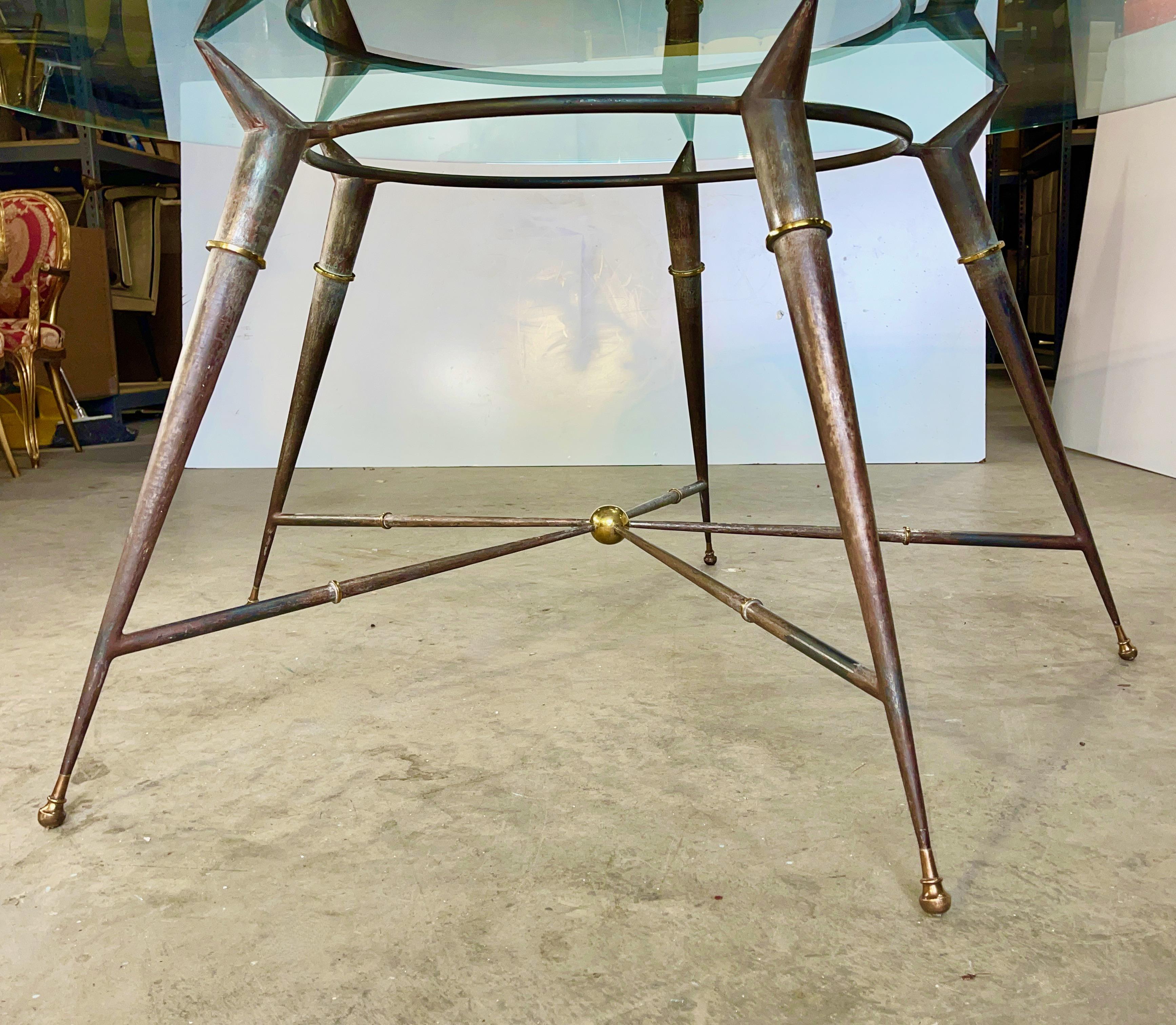 Milieu du XXe siècle Table de salle à manger ronde en fer et laiton de style Arturo Pani en vente