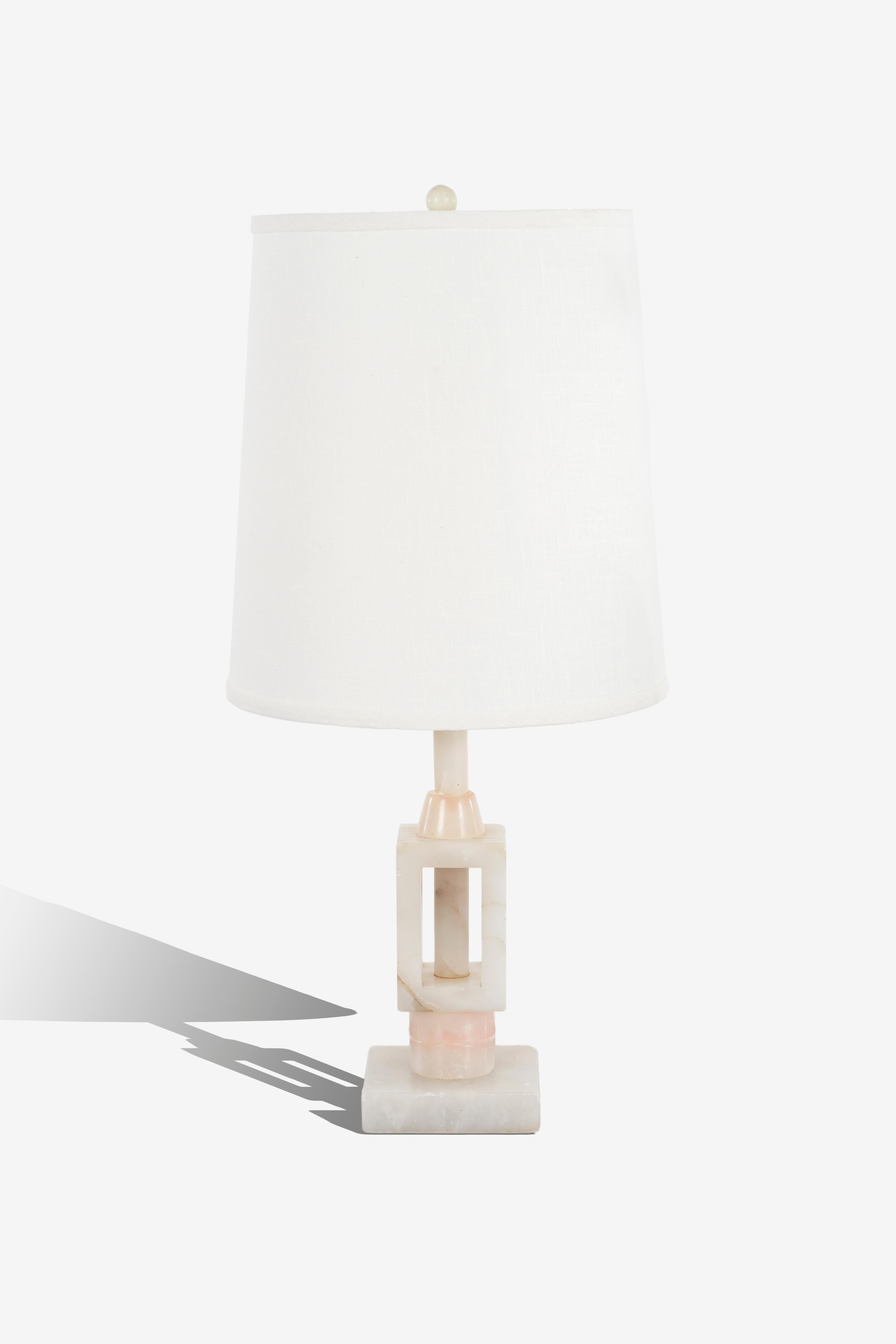 Lampe de table en marbre onyx, style Arturo Pani, onyx blanc avec des reflets roses.


Mesures : Diamètre de l'abat-jour 12