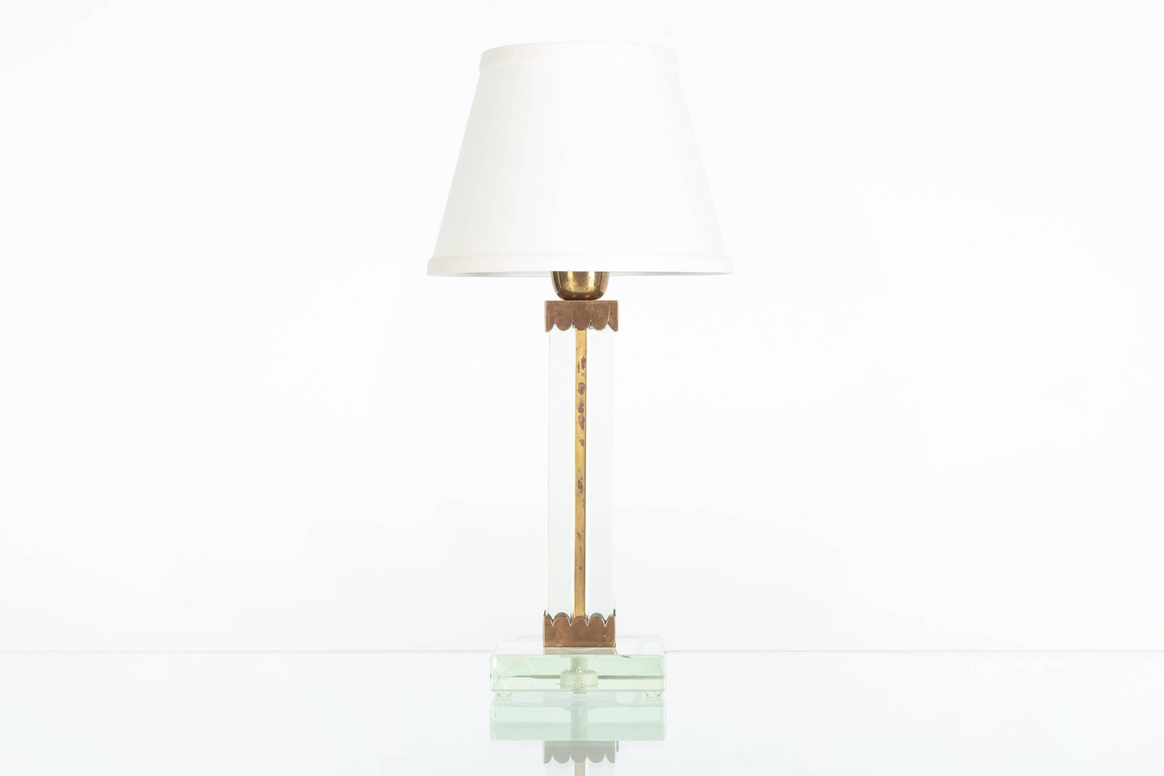 Lampe de table sur mesure Arturo Pani avec colonne centrale en bronze flanquée de deux vitres biseautées reposant sur une base carrée en verre biseauté, avec une beaubeche en bronze patiné et des détails festonnés.
Mexique, vers 1960

Provenance