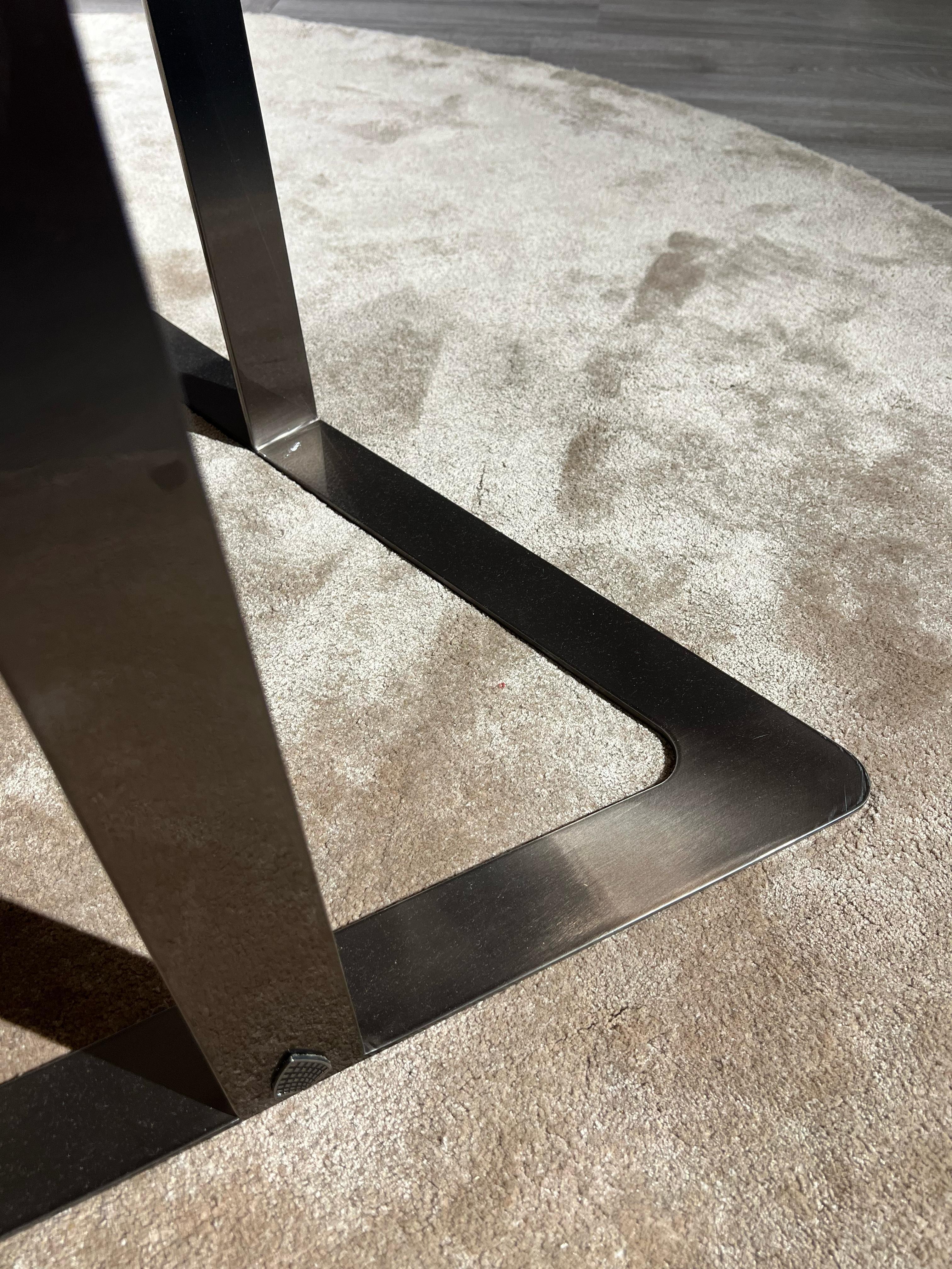Moderne Arturo Terminale tavolino en marmo di carrara et structure en acciaio nickel nero en vente