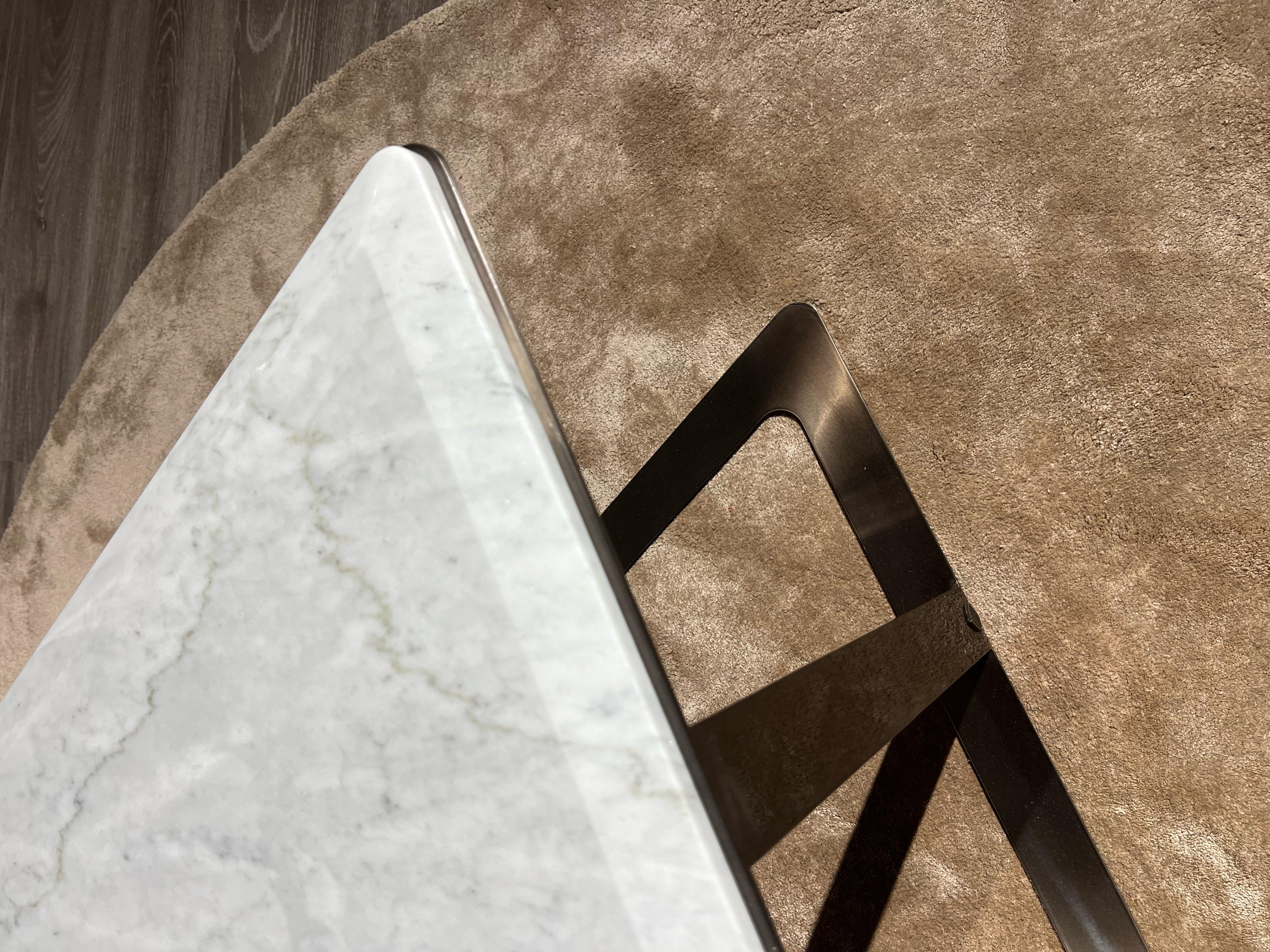Italian Arturo Terminale tavolino in marmo di carrara e struttura in acciaio nickel nero For Sale