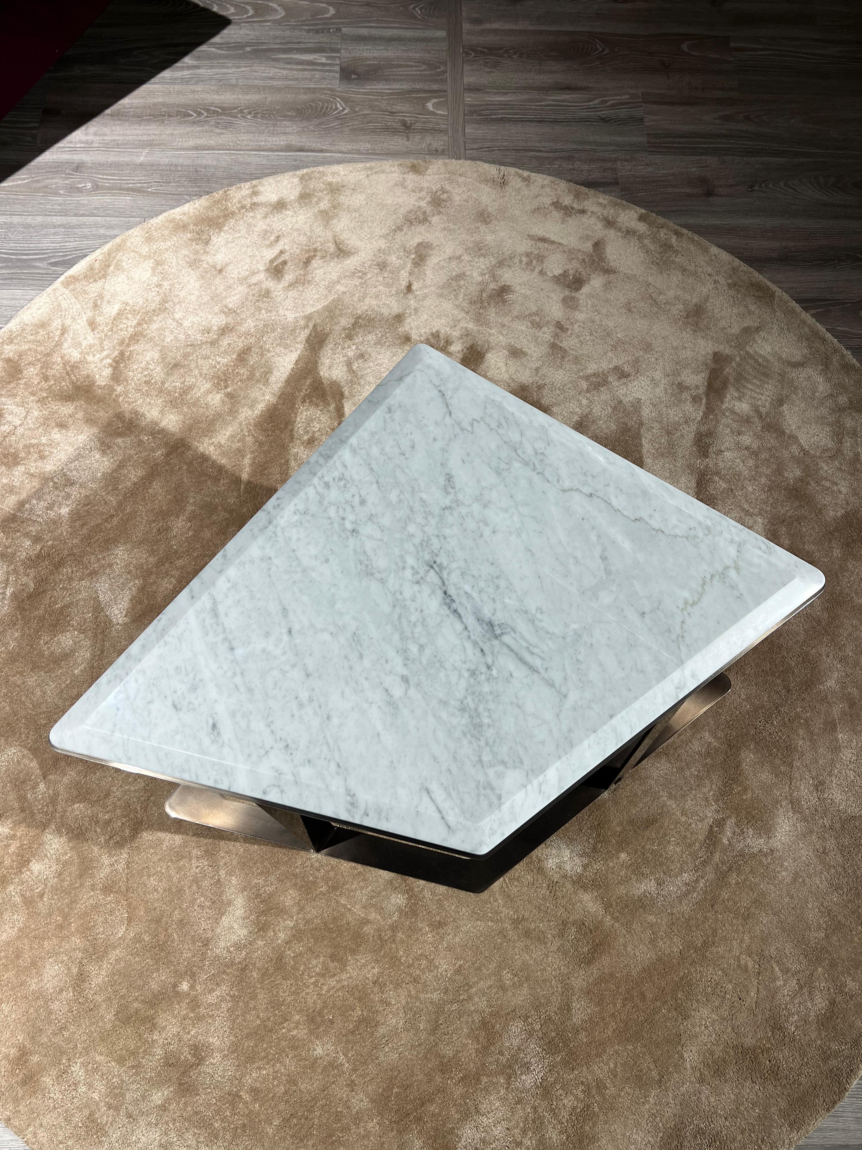 Arturo Terminale tavolino en marmo di carrara et structure en acciaio nickel nero Neuf - En vente à Bisceglie, IT