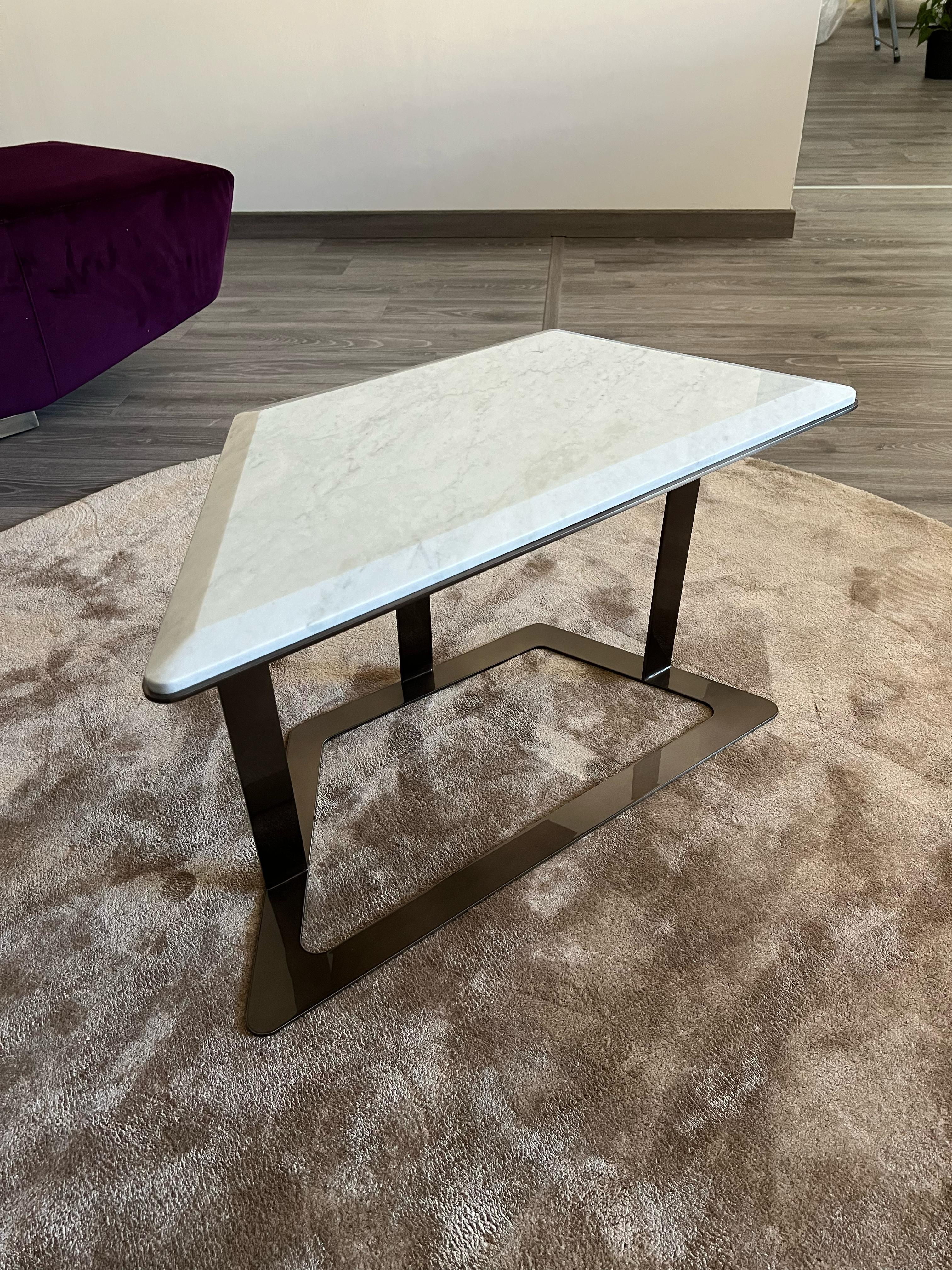 Modern Arturo Trapezio coffee table made of carrara marble and black nickel steel frame For Sale