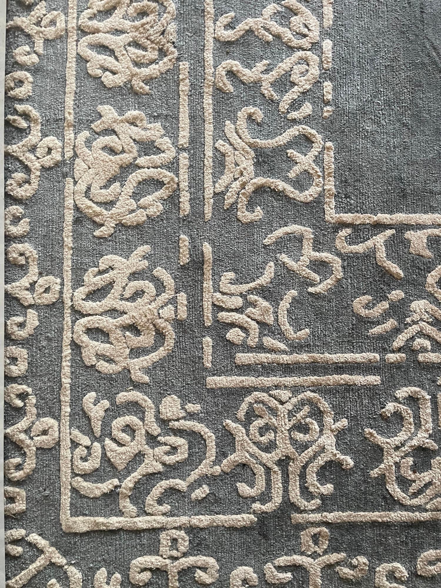 Nepal ist bekannt für seine hochwertigen handgeknüpften Produkte. Dieser Teppich ist aus hochwertiger Wolle, bester Seide und Nessel gefertigt. Die Verwendung hochwertiger MATERIALIEN und traditioneller Knüpftechniken tragen zur Haltbarkeit und