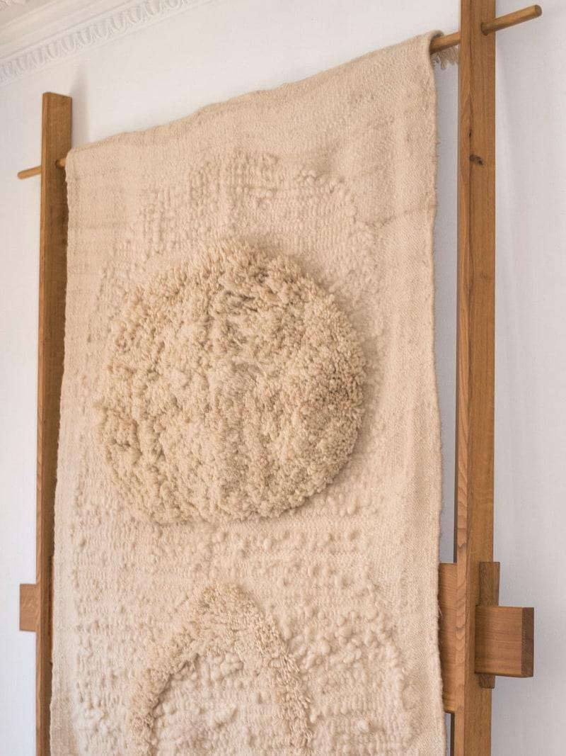 Kunstwerk-Wandteppich aus handgesponnener und handgewebter lokaler Wolle im Angebot 4