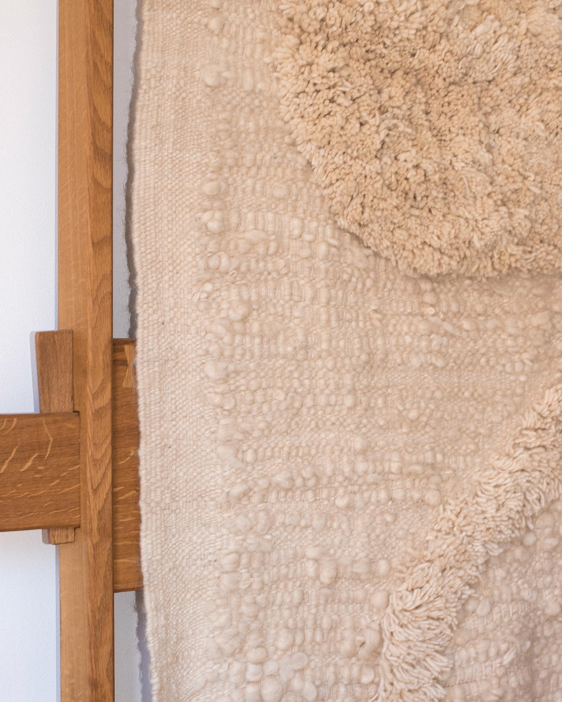 Kunstwerk-Wandteppich aus handgesponnener und handgewebter lokaler Wolle (Handgefertigt) im Angebot