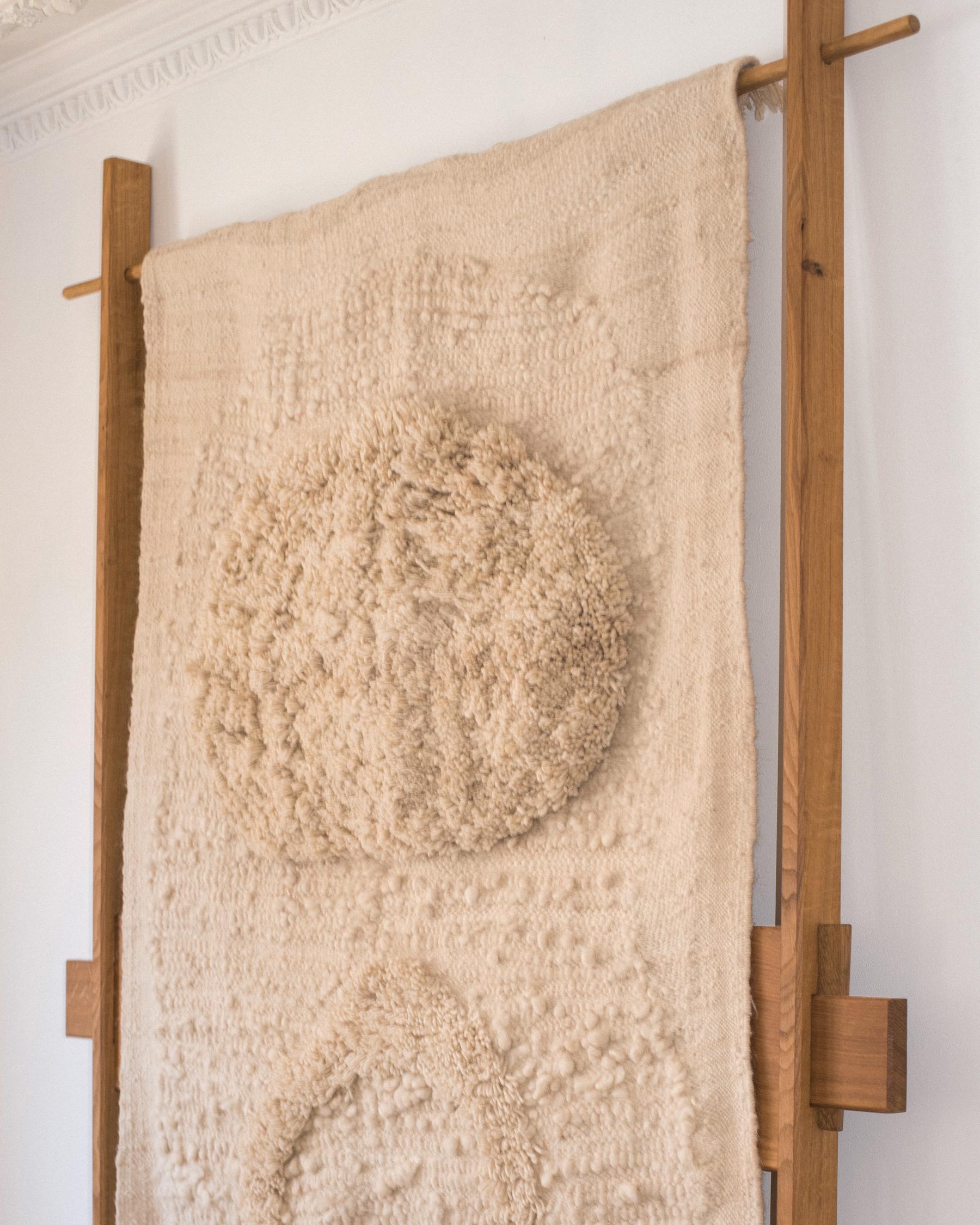 Kunstwerk-Wandteppich aus handgesponnener und handgewebter lokaler Wolle im Zustand „Neu“ im Angebot in Marseille, FR