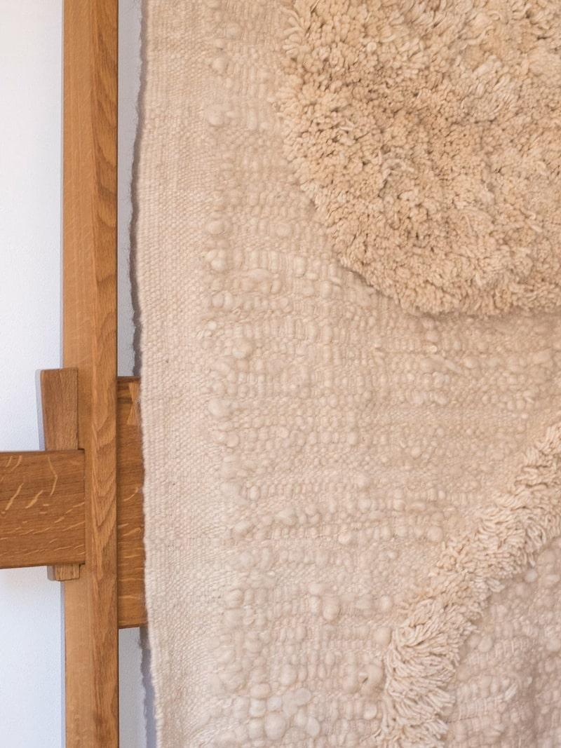 Kunstwerk-Wandteppich aus handgesponnener und handgewebter lokaler Wolle im Angebot 3