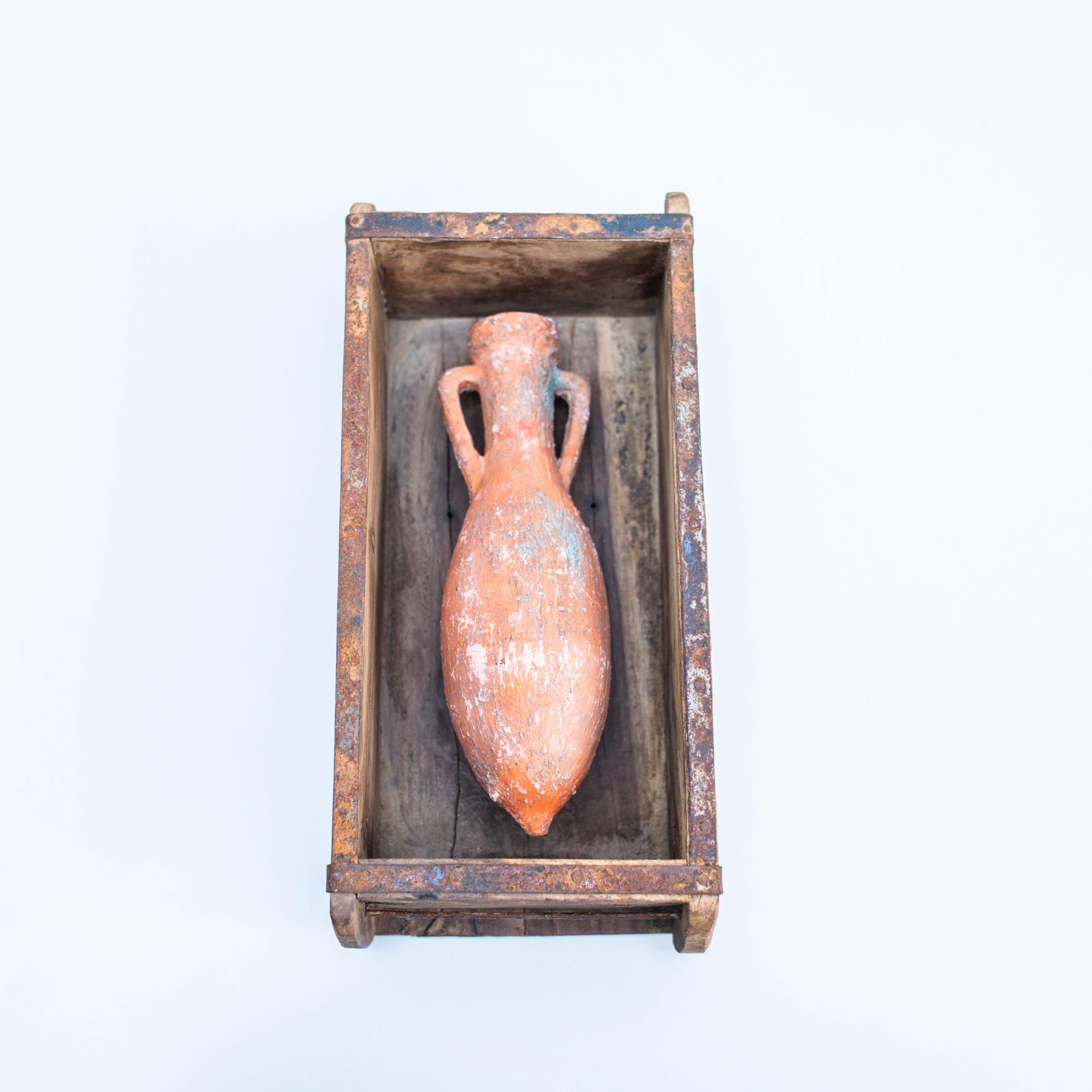 Opera d'arte con anfora antica.    Realizzato da un produttore sconosciuto in Spagna, intorno al 1990.    In condizioni originali, con lievi usure dovute all'età e all'uso, che conservano una bella patina.     Materiali:  Legno.  Anfora.    Misure: 