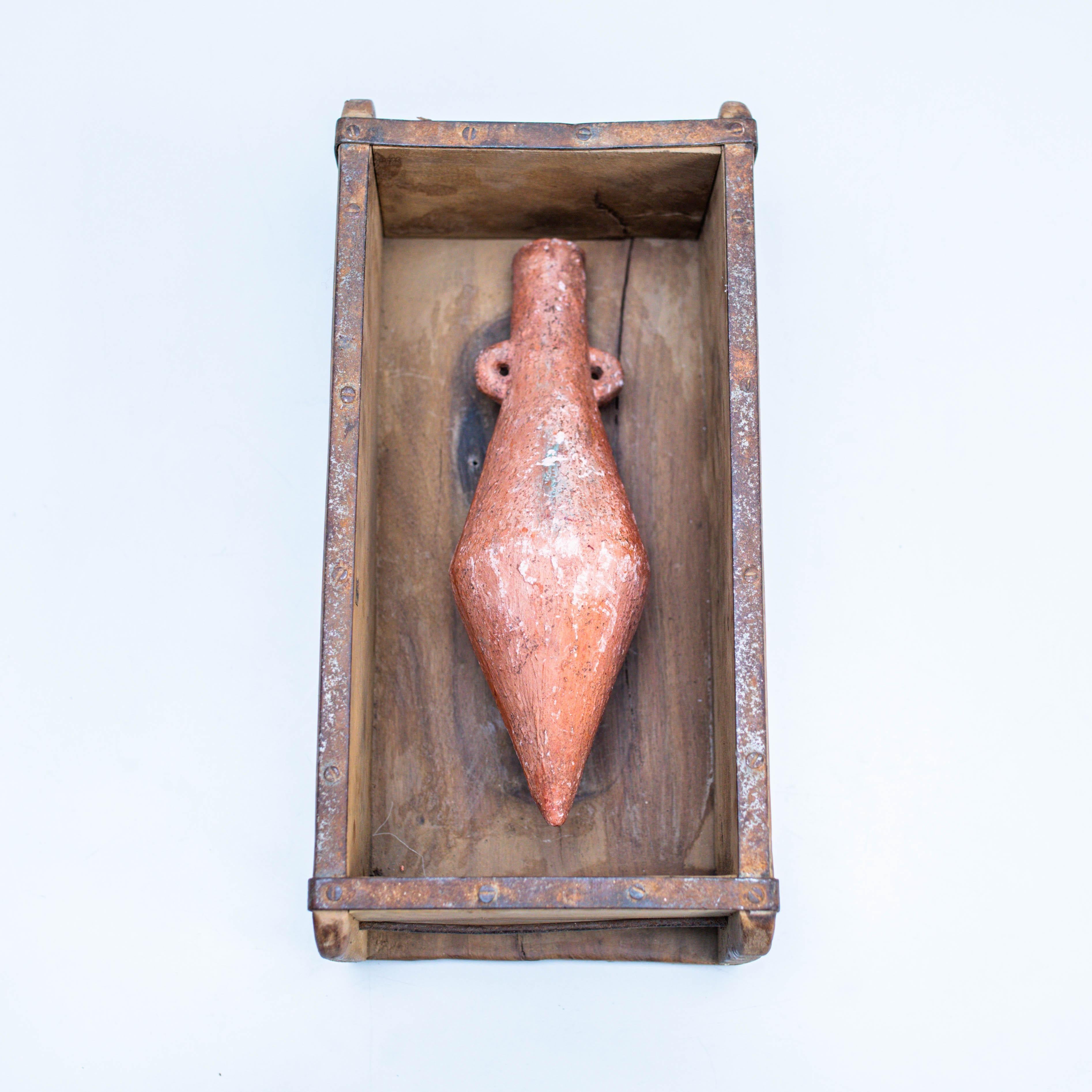 Opera d'arte con Anfora Antica.    Realizzato da un produttore sconosciuto in Spagna, intorno al 1990.    In condizioni originali, con lievi usure dovute all'età e all'uso, che conservano una bella patina.     Materiali:  Legno.  Anfora.    Misure: 