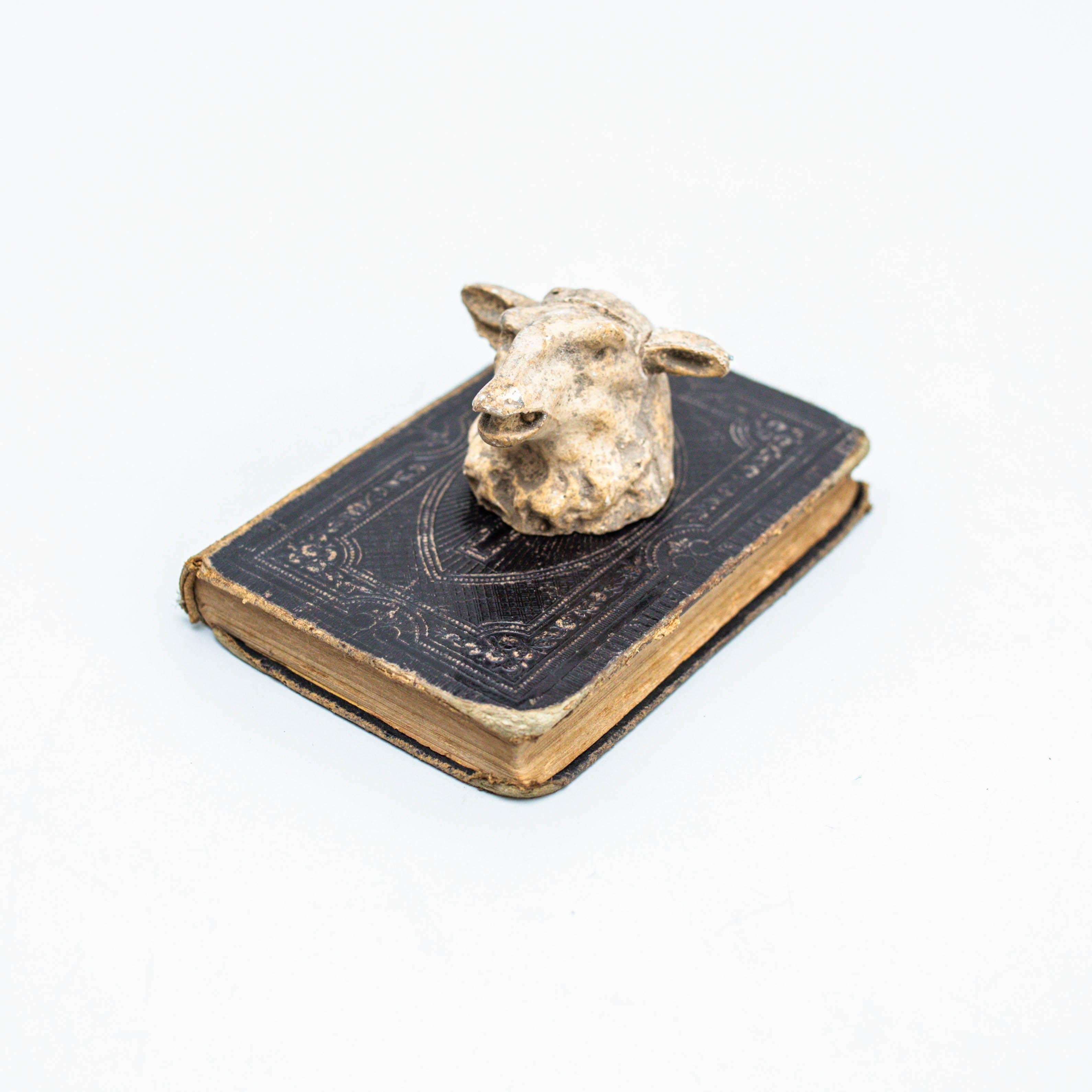 Opera d'arte con vecchio libro e scultura di testa di animale misterioso, circa 1990 in vendita 5
