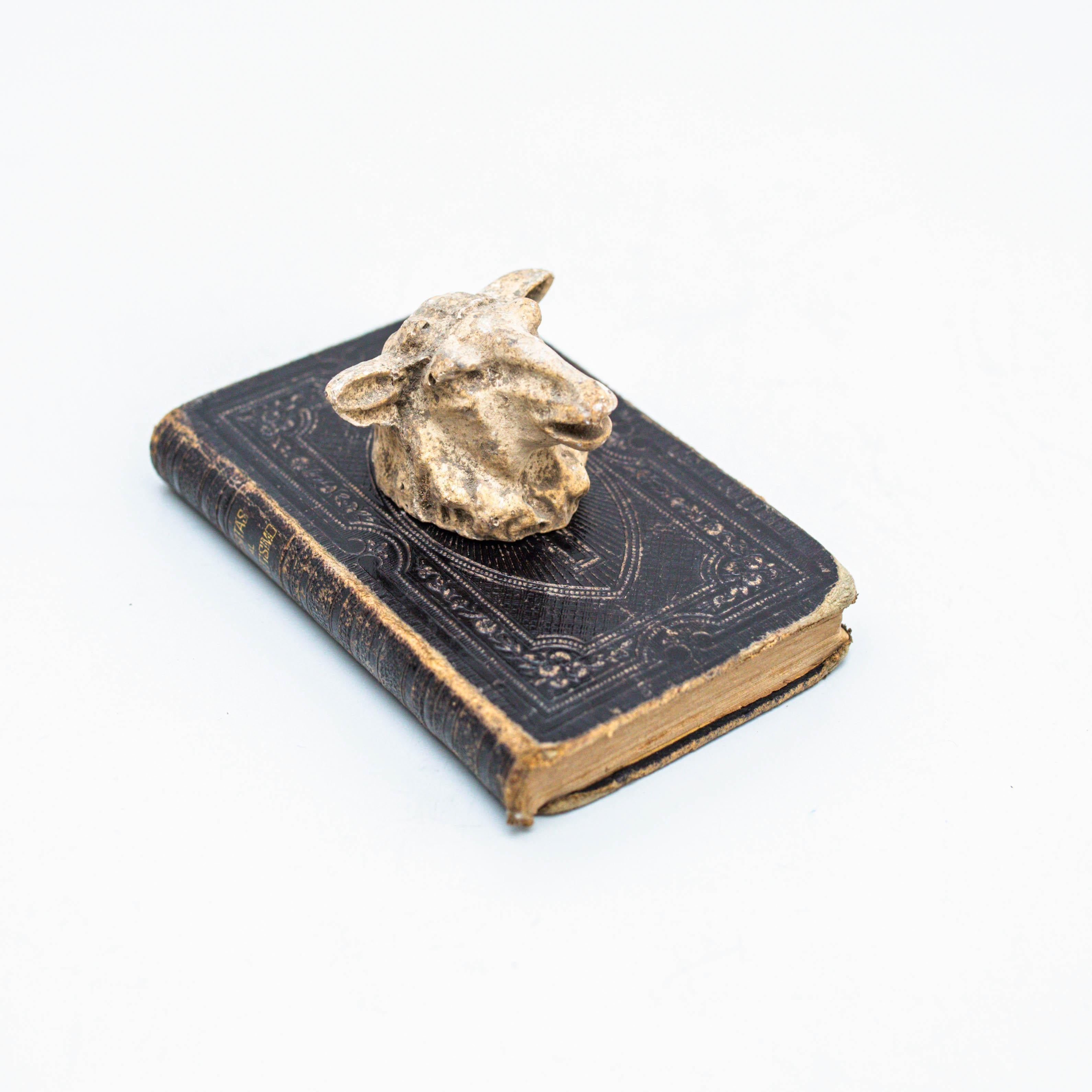 Opera d'arte con vecchio libro e scultura di testa di animale misterioso.  Realizzato da un produttore sconosciuto in Spagna, intorno al 1990.  In condizioni originali, con lievi usure dovute all'età e all'uso, che conservano una bella patina.  