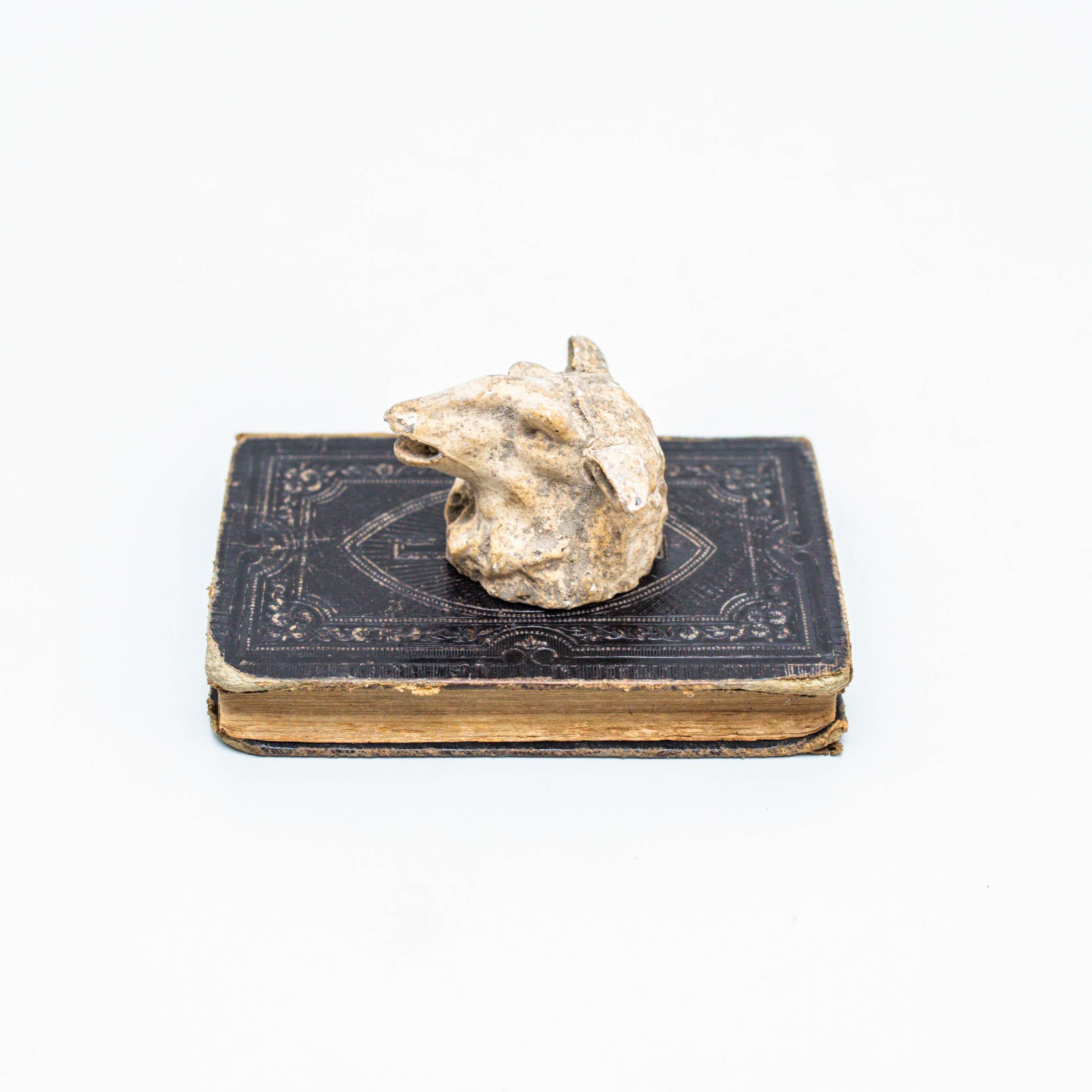 Spagnolo Opera d'arte con vecchio libro e scultura di testa di animale misterioso, circa 1990 in vendita