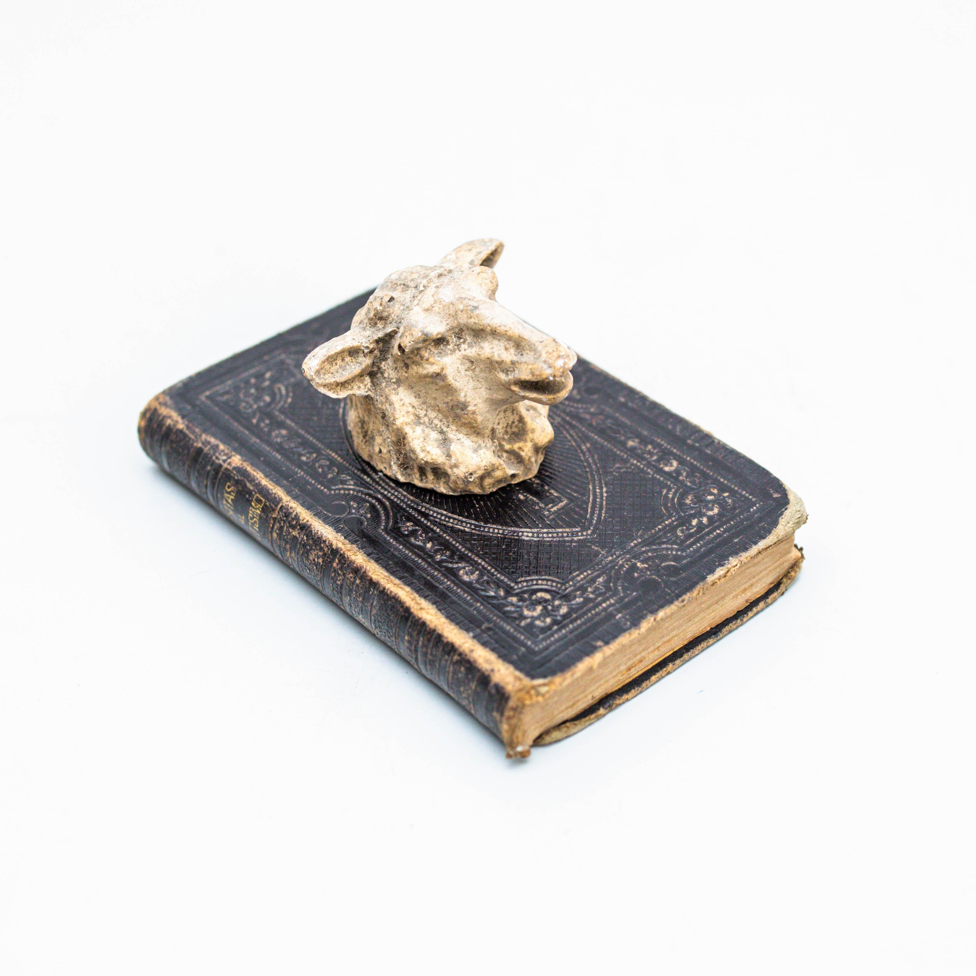 Opera d'arte con vecchio libro e scultura di testa di animale misterioso, circa 1990 in vendita 2